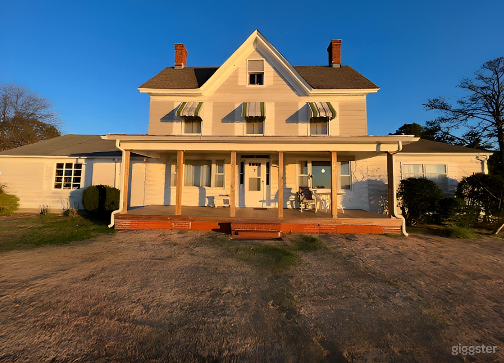 Waterfront house with wooden pier on 1.62 acres  Photo 4