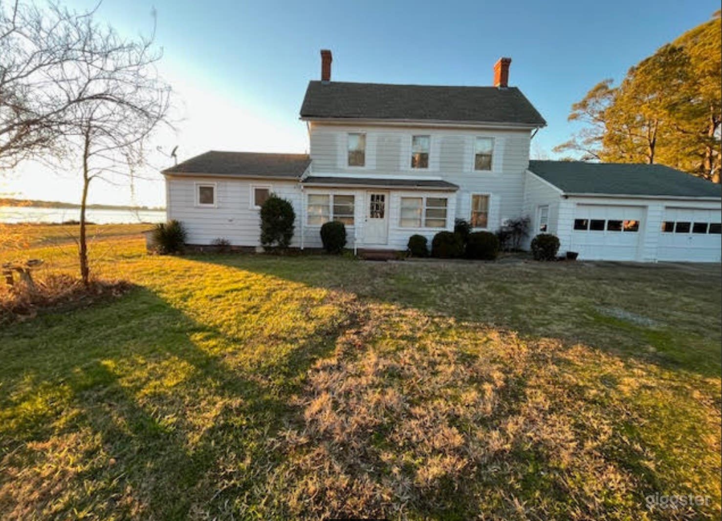 Waterfront house with wooden pier on 1.62 acres  Photo 2