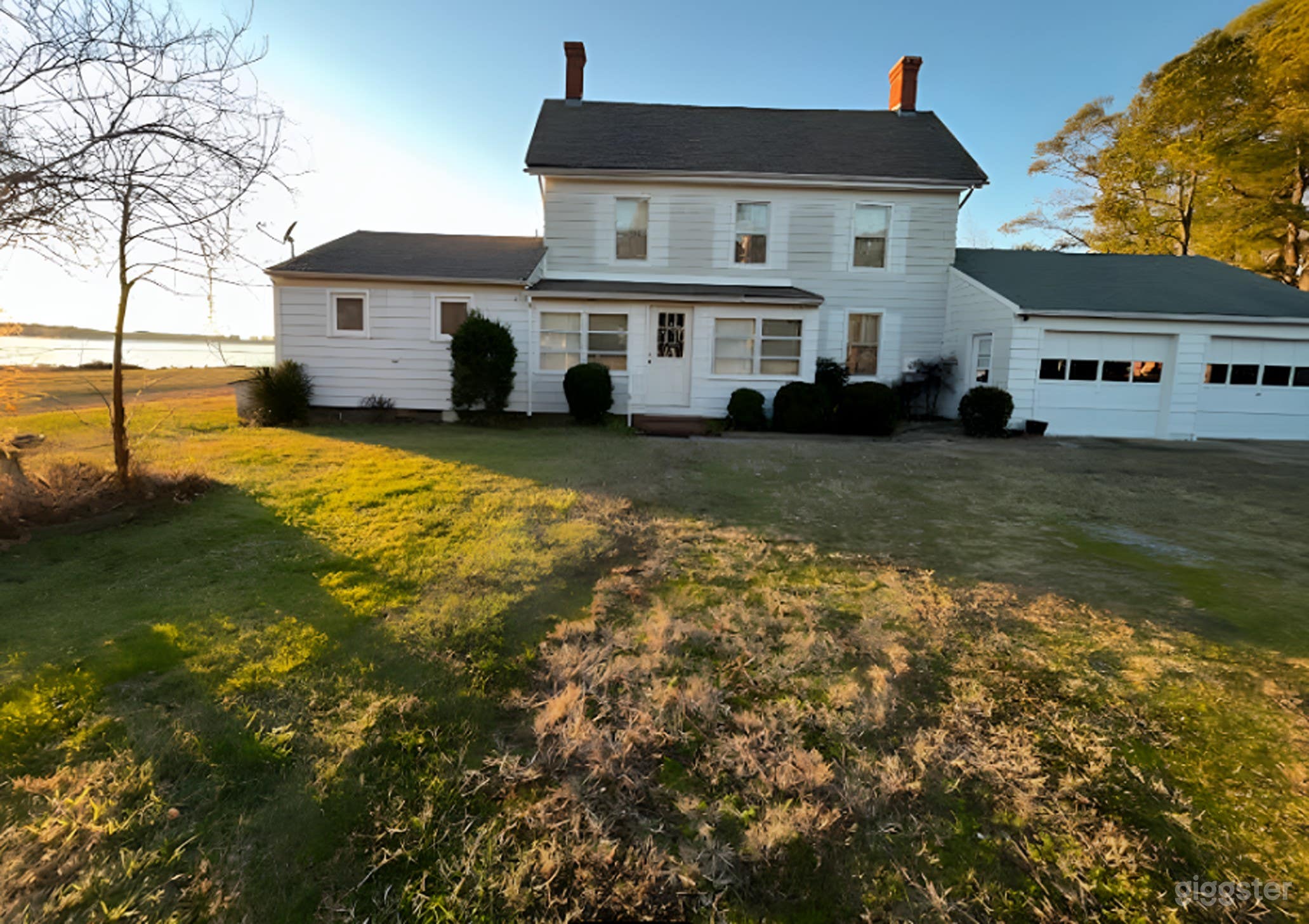 Waterfront house with wooden pier on 1.62 acres  Photo 3