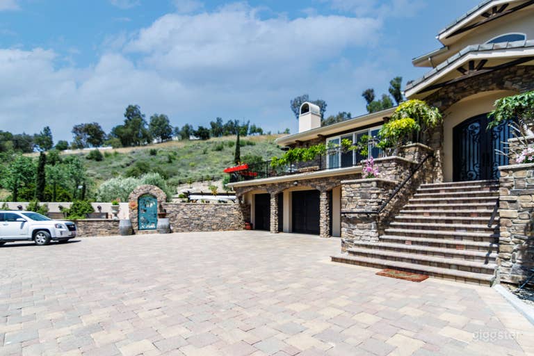  Front facing backyard West 