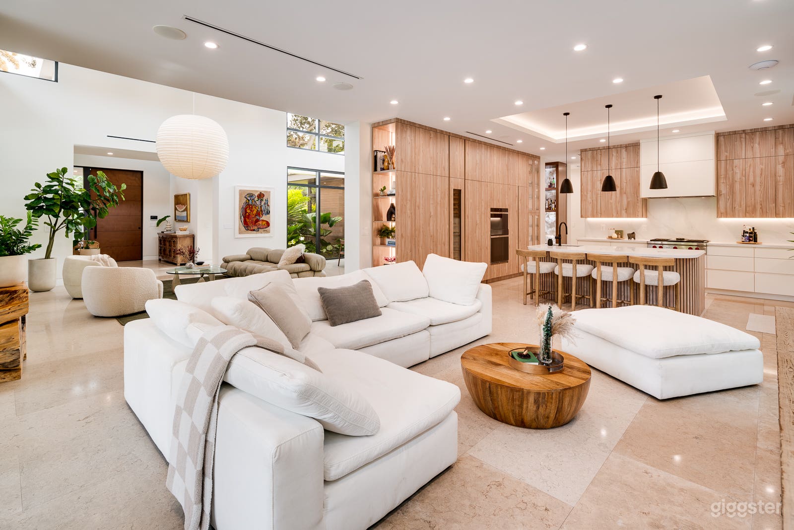  Earthy &amp; Tropical Modern Minimalistic Home Photo 2