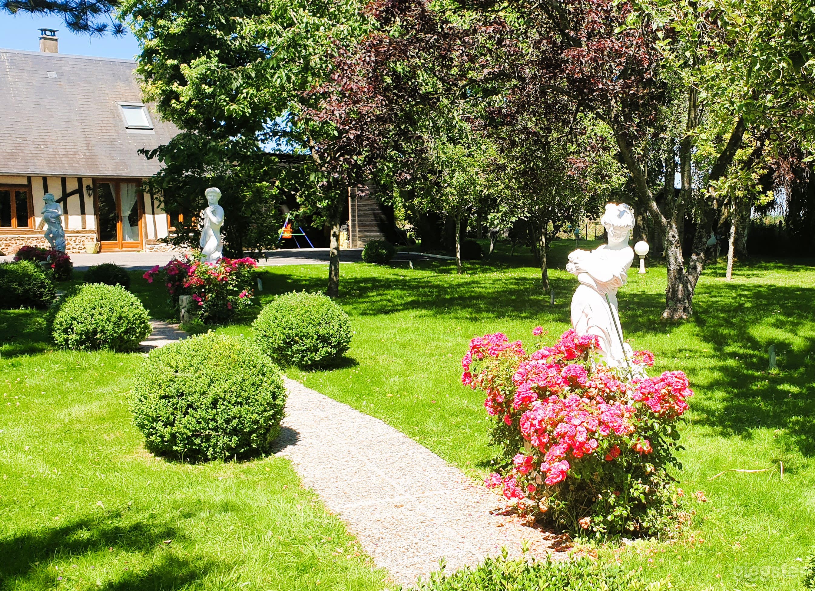 Photo de Domaine normand historique avec piscine et colombages 4