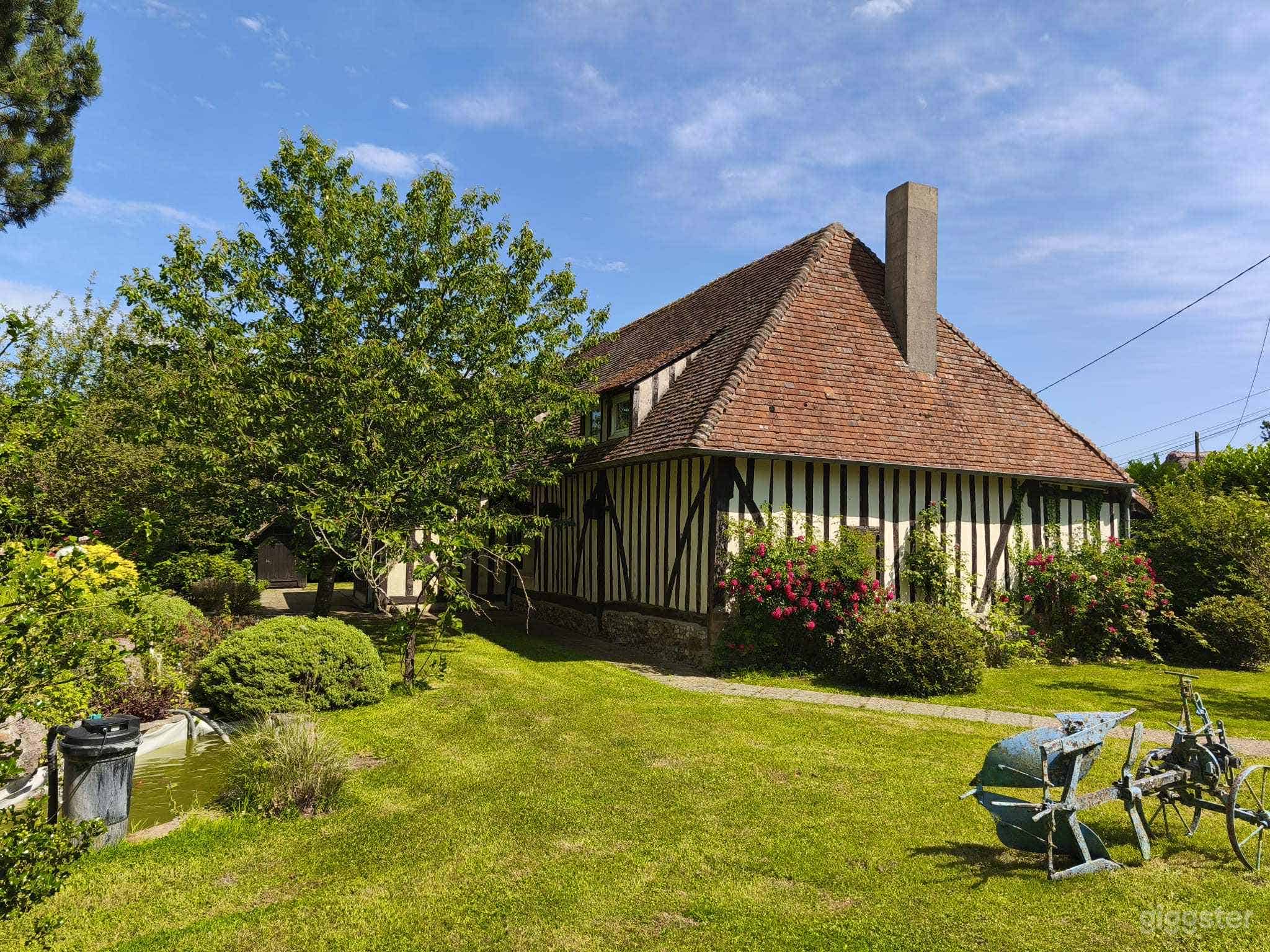 Photo de Domaine normand historique avec piscine et colombages 1