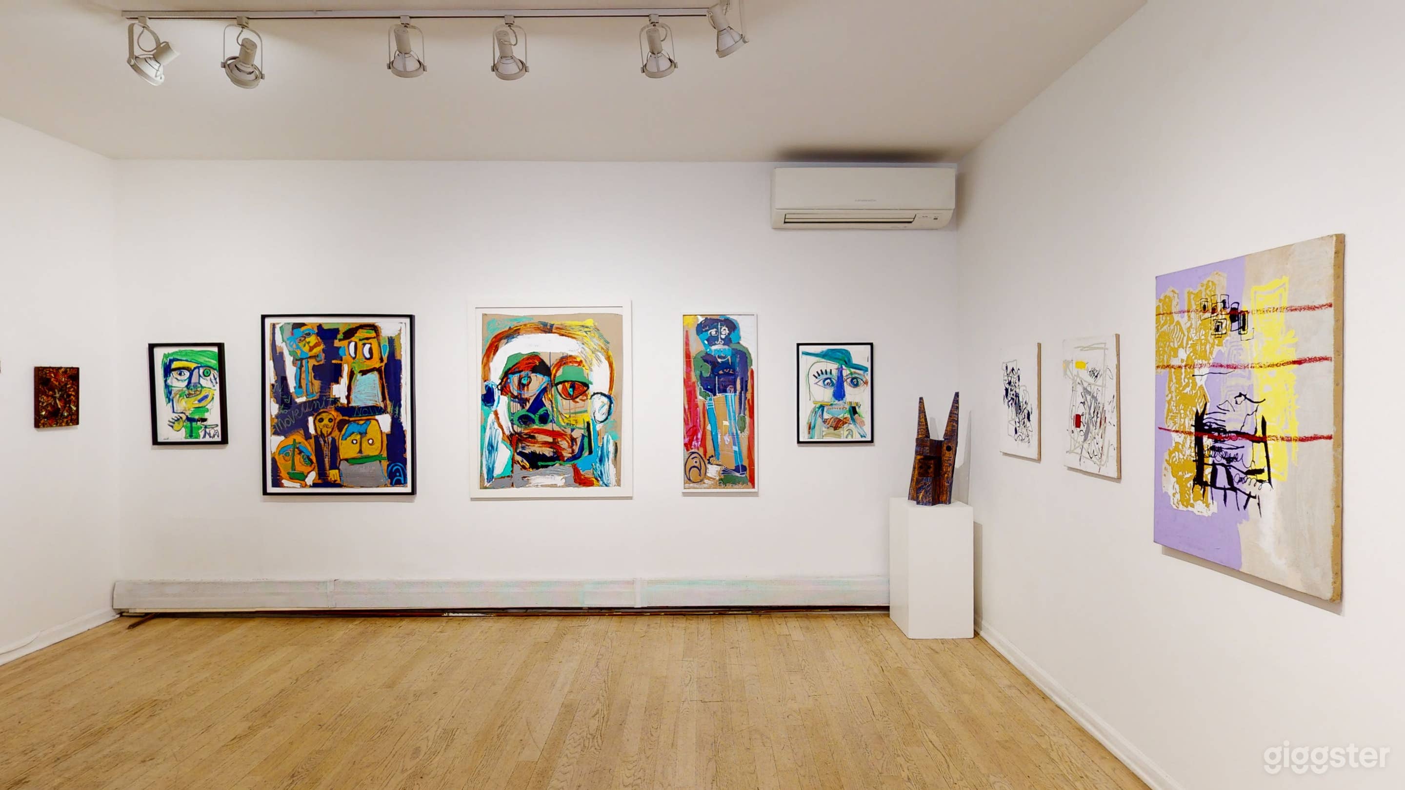 Wonderful Gallery in Bustling LES Photo 3