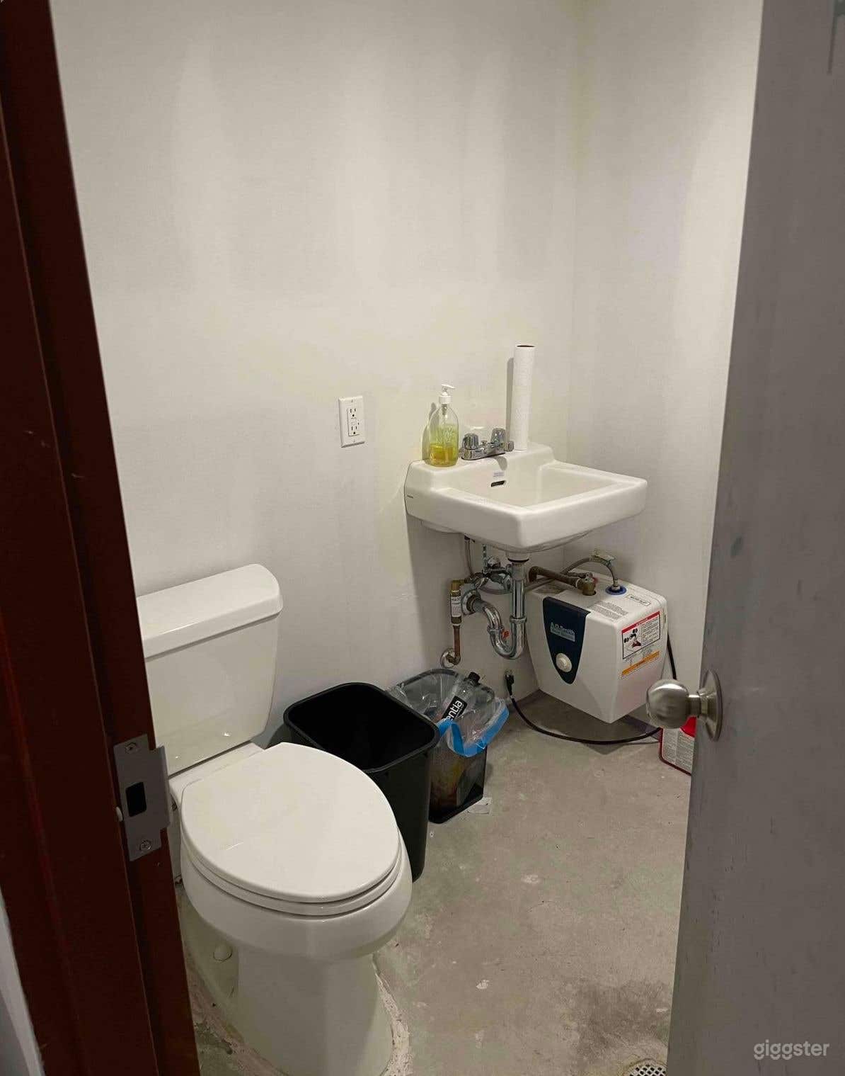 Vintage-Modern Retail Storefront + Office/Studio in Brooklyn Photo 3