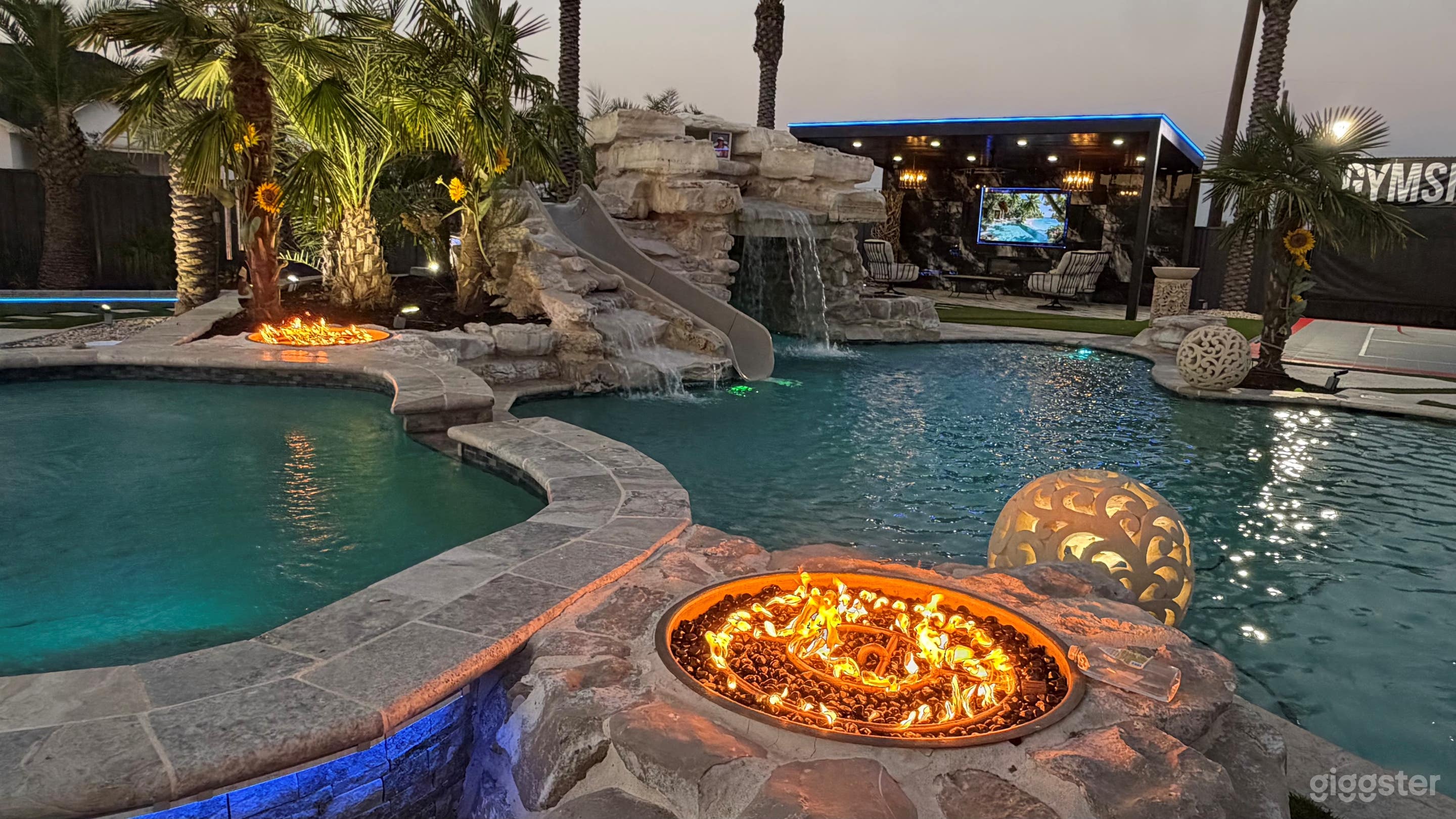 SA's Luxury Pool Oasis Nightlife Photo 3