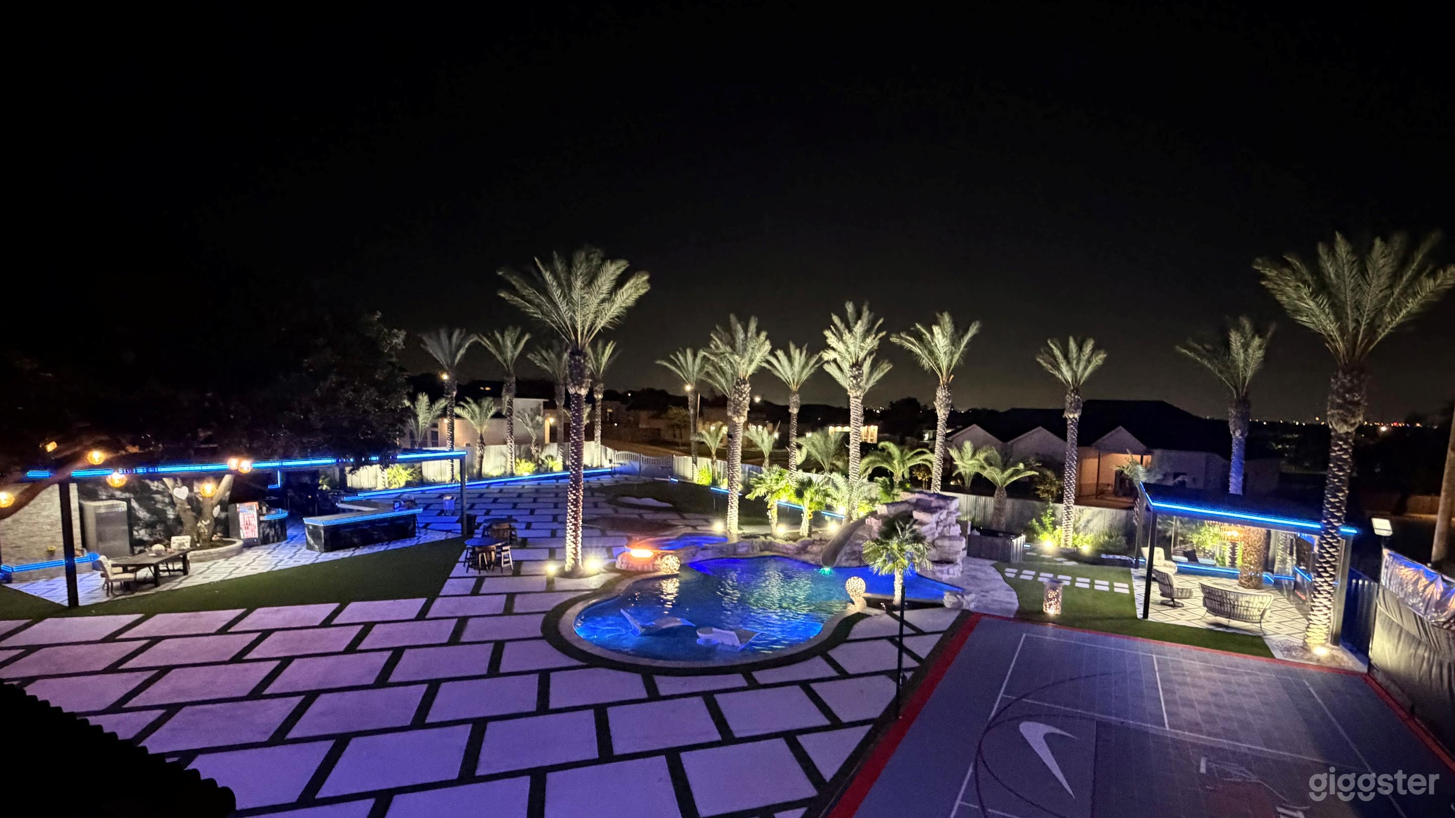 SA's Luxury Pool Oasis Nightlife Photo 4