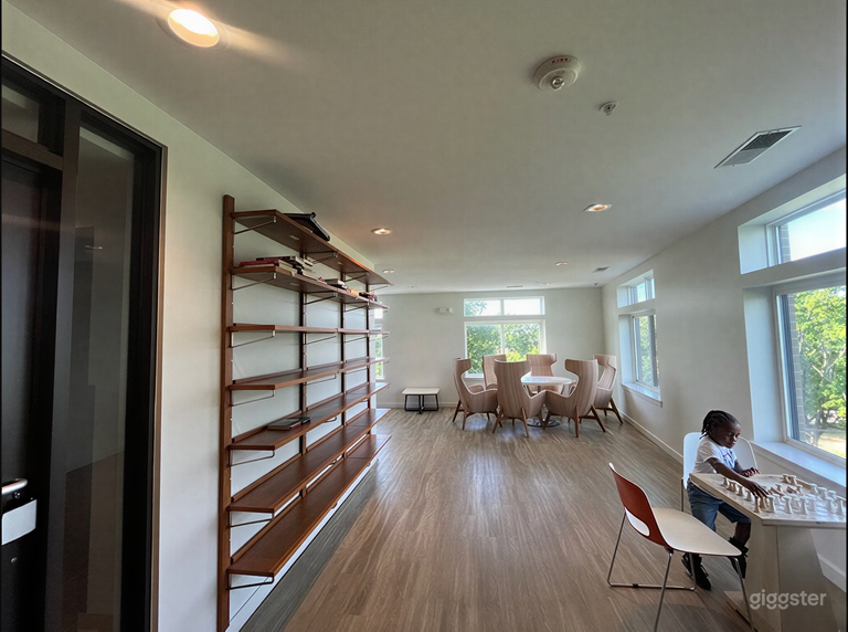  Sala Riunioni Moderna Illuminata dal Sole con Sedute Lounge ad Alto Schienale 