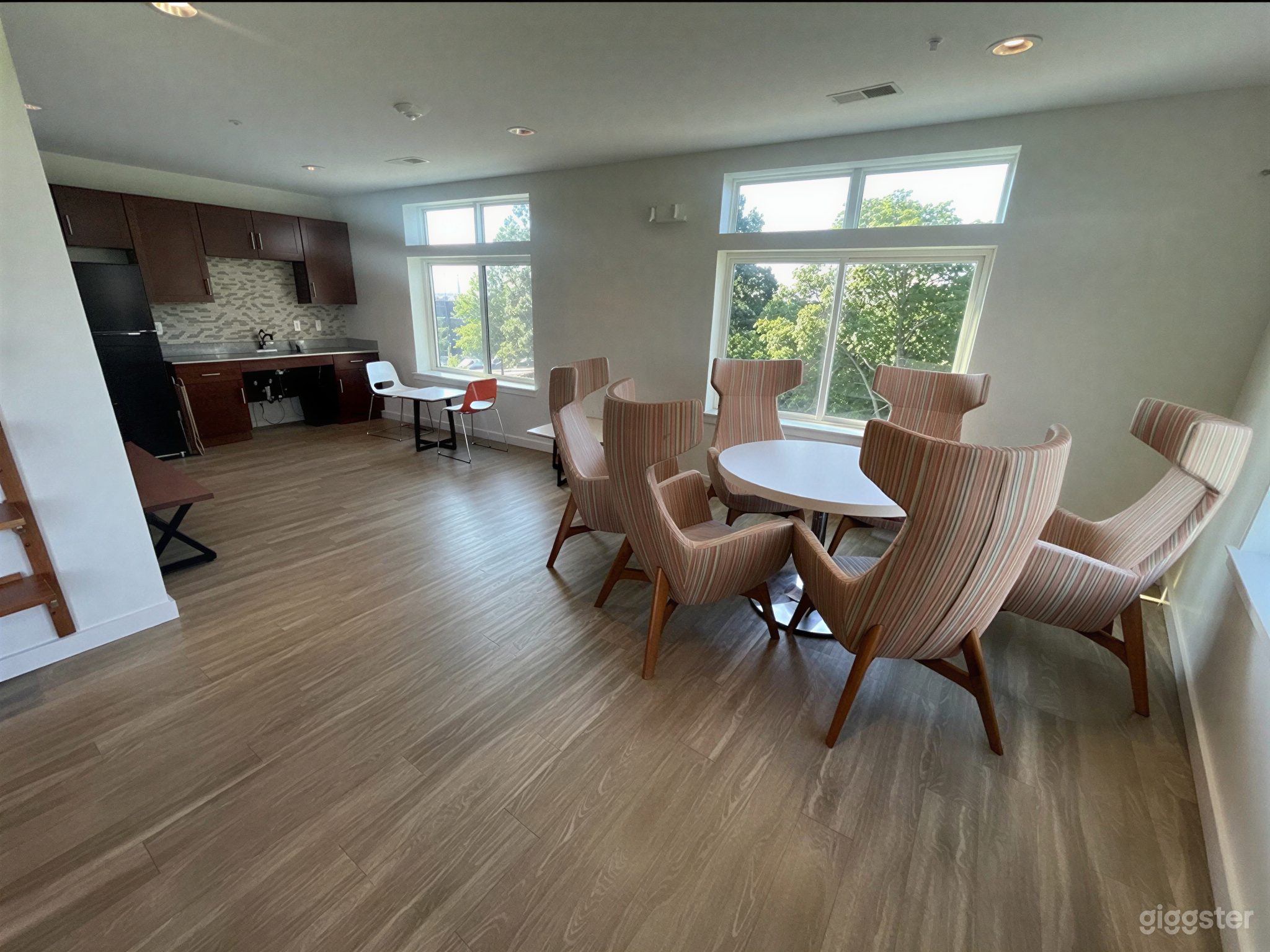 Modern Sunlit Meeting Room with High-Back Lounge Seating Photo 3