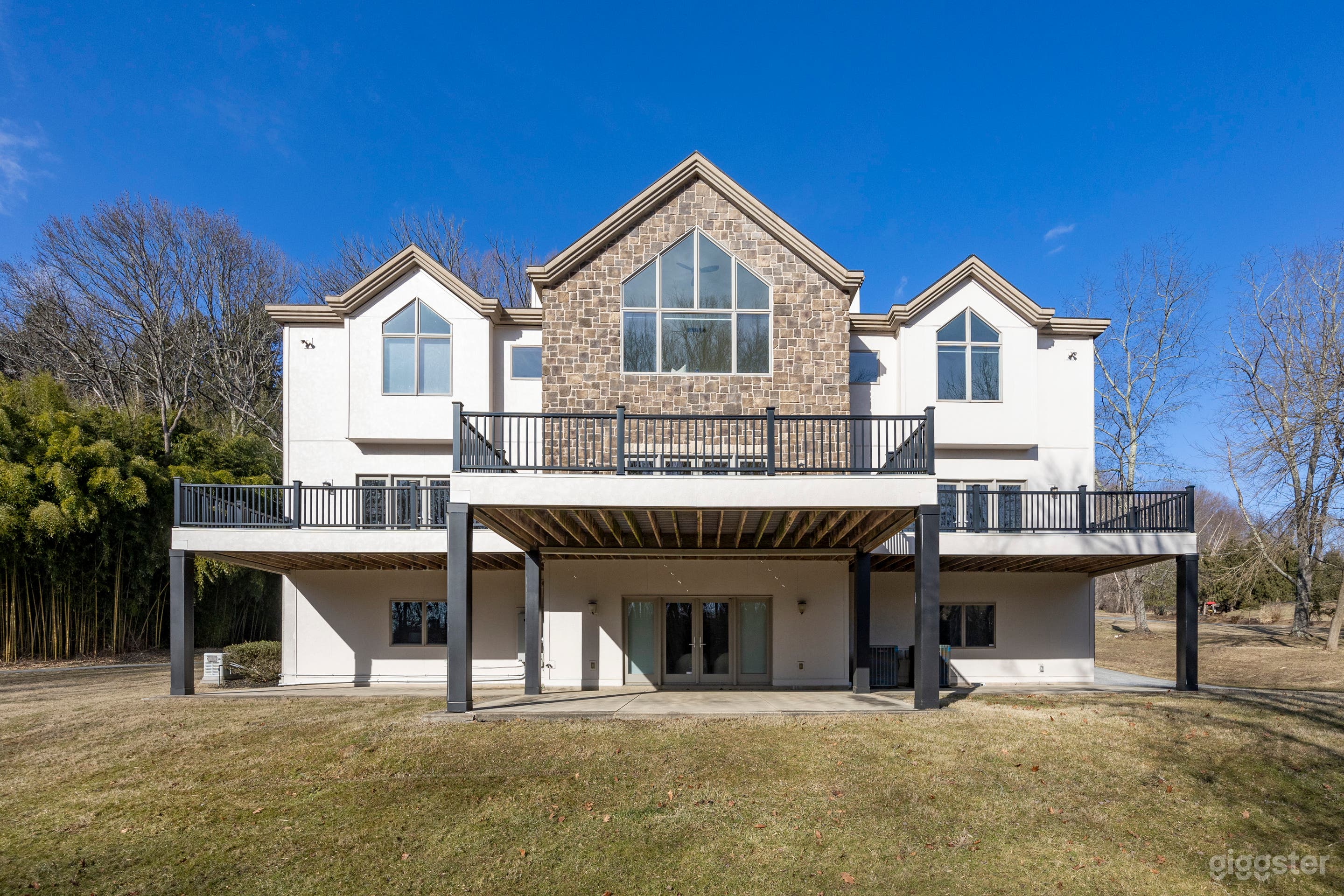Beautiful Spacious Contemporary House with Stunning views Photo 3
