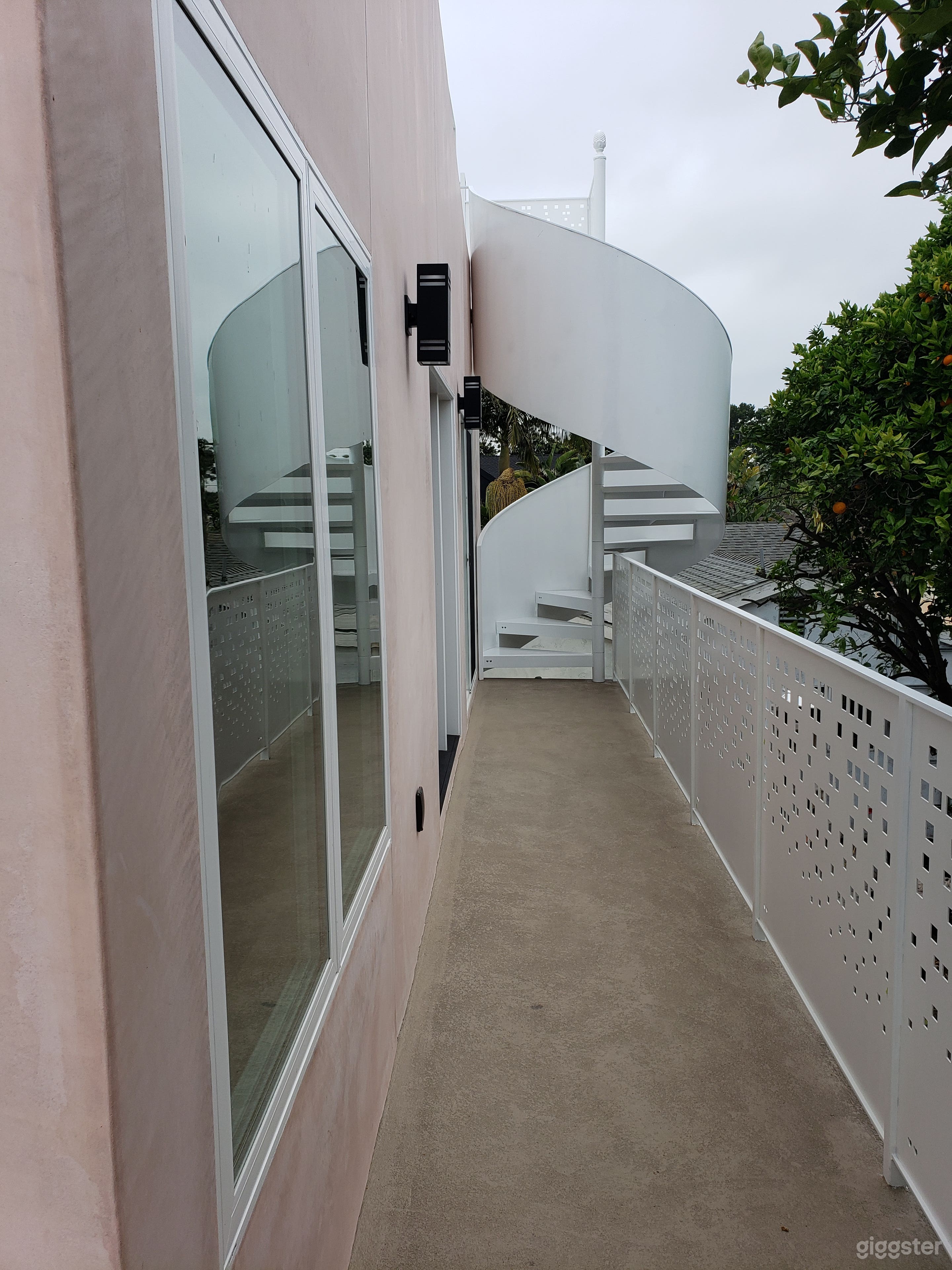 Sparkling, sexy white spiral staircase Photo 2