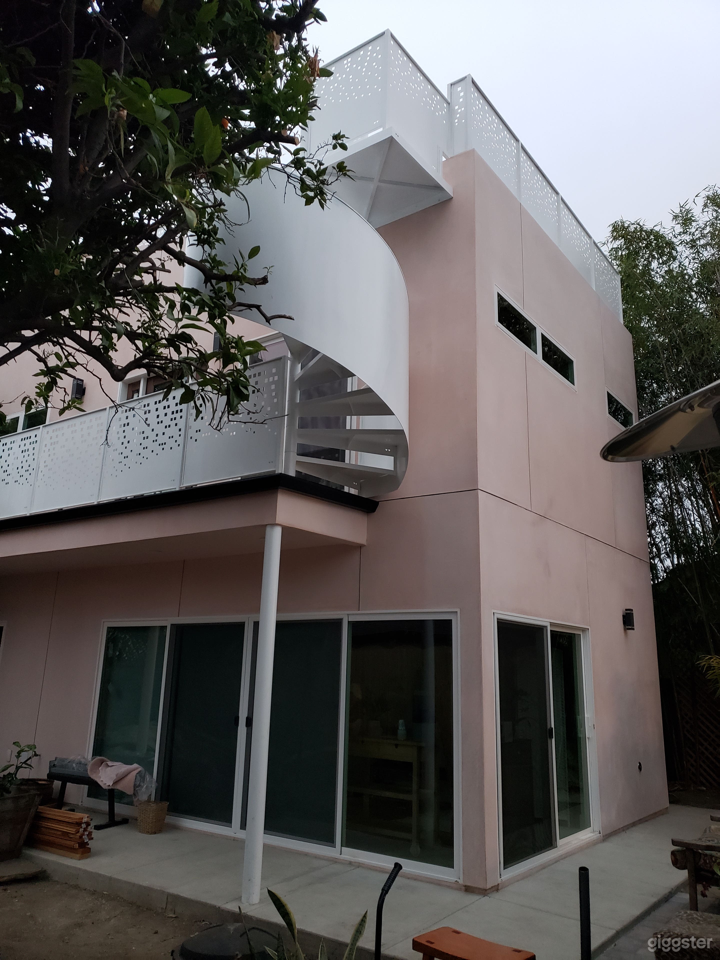 Sparkling, sexy white spiral staircase Photo 1