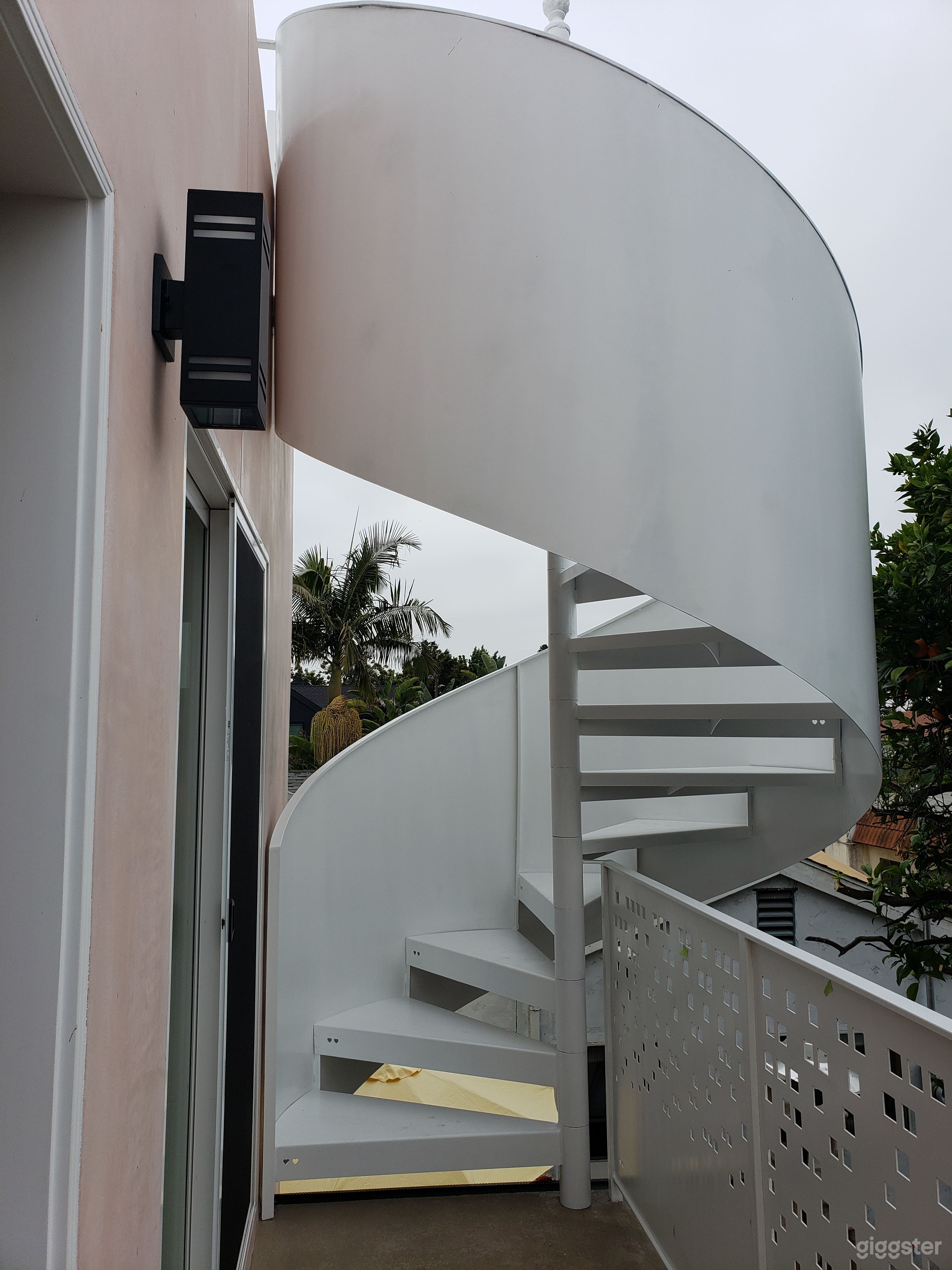Sparkling, sexy white spiral staircase Photo 3