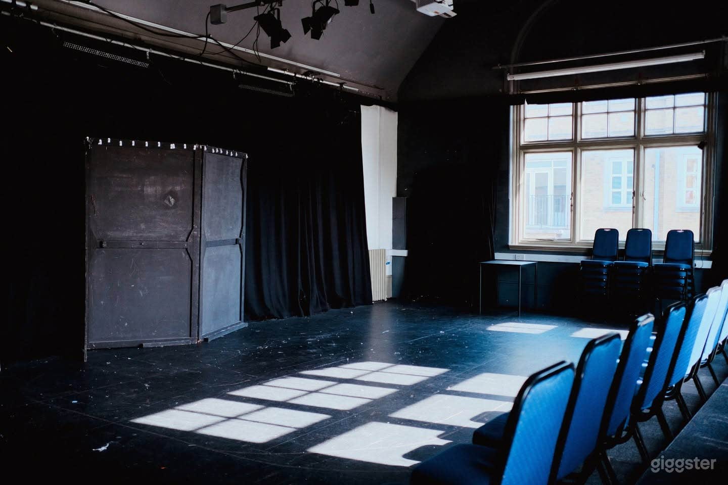 Studio in Clapham with a baby grand piano Photo 3