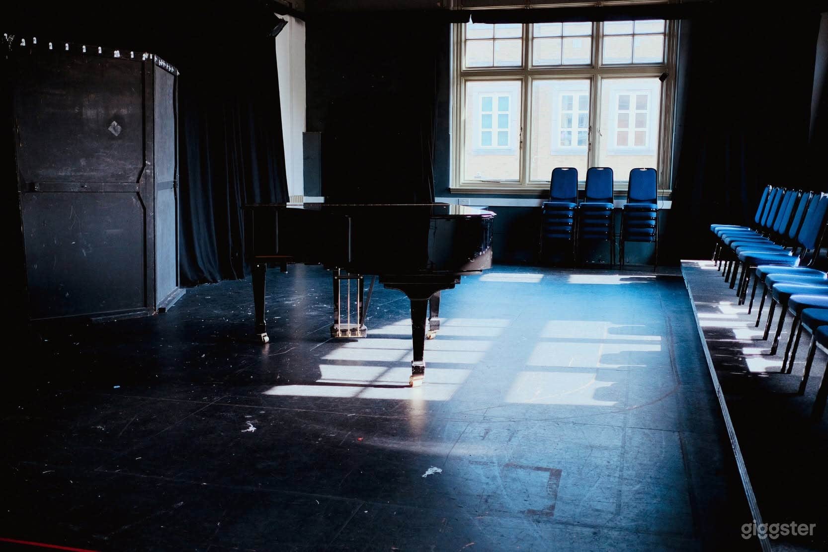 Studio in Clapham with a baby grand piano Photo 4