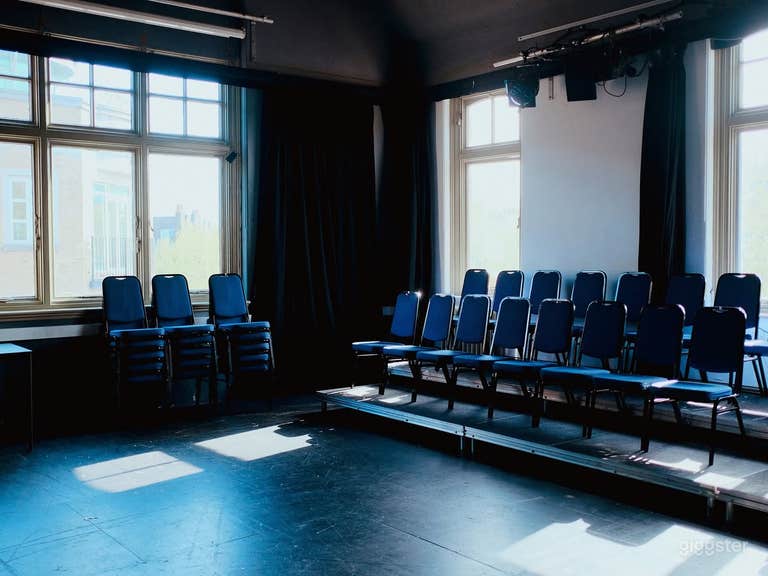  Studio in Clapham with a baby grand piano 