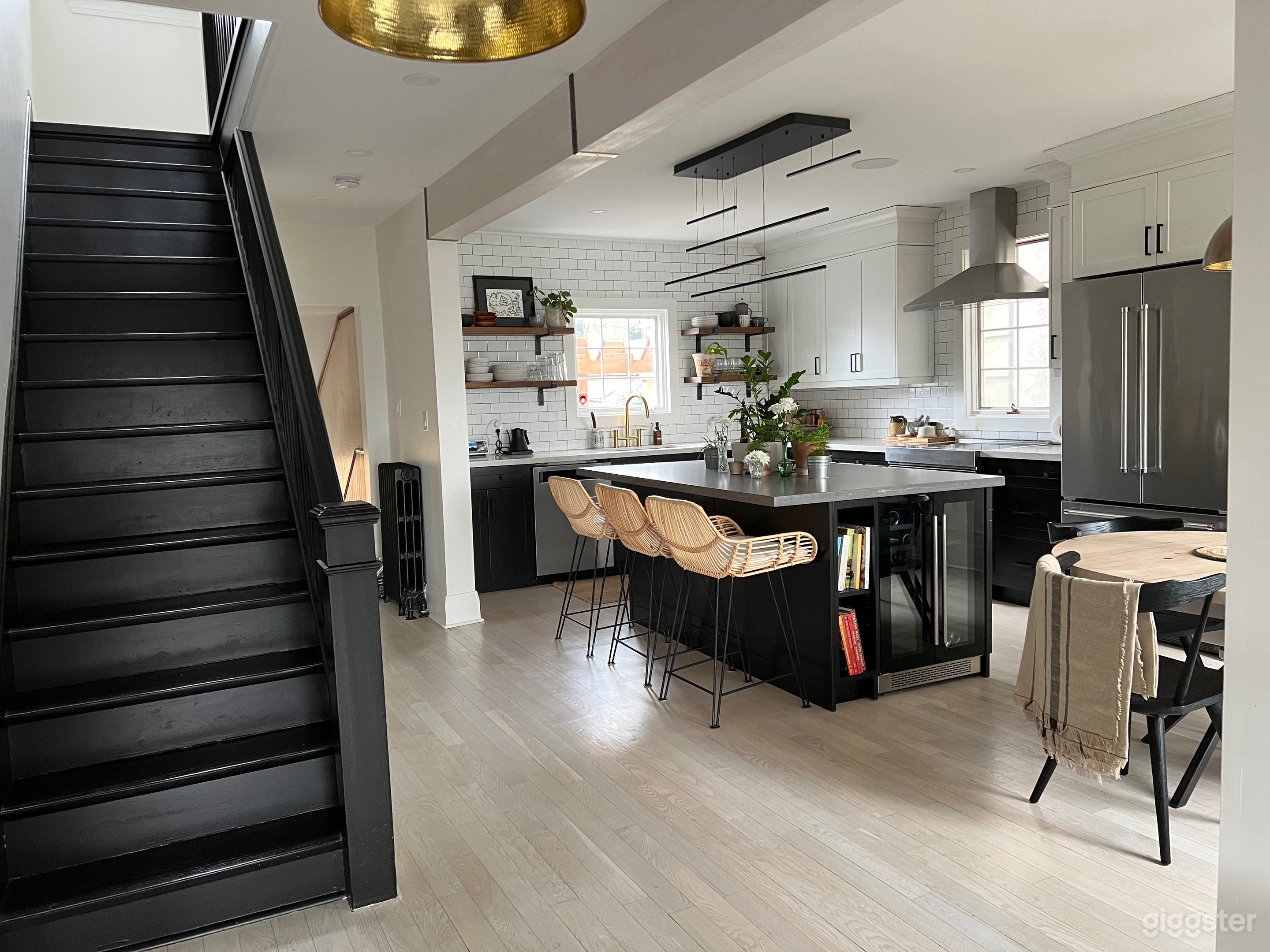 Modern cottage in the city Photo 1