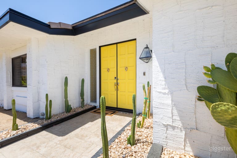  Chateau Palomino: Bright & glam Palm Springs style 