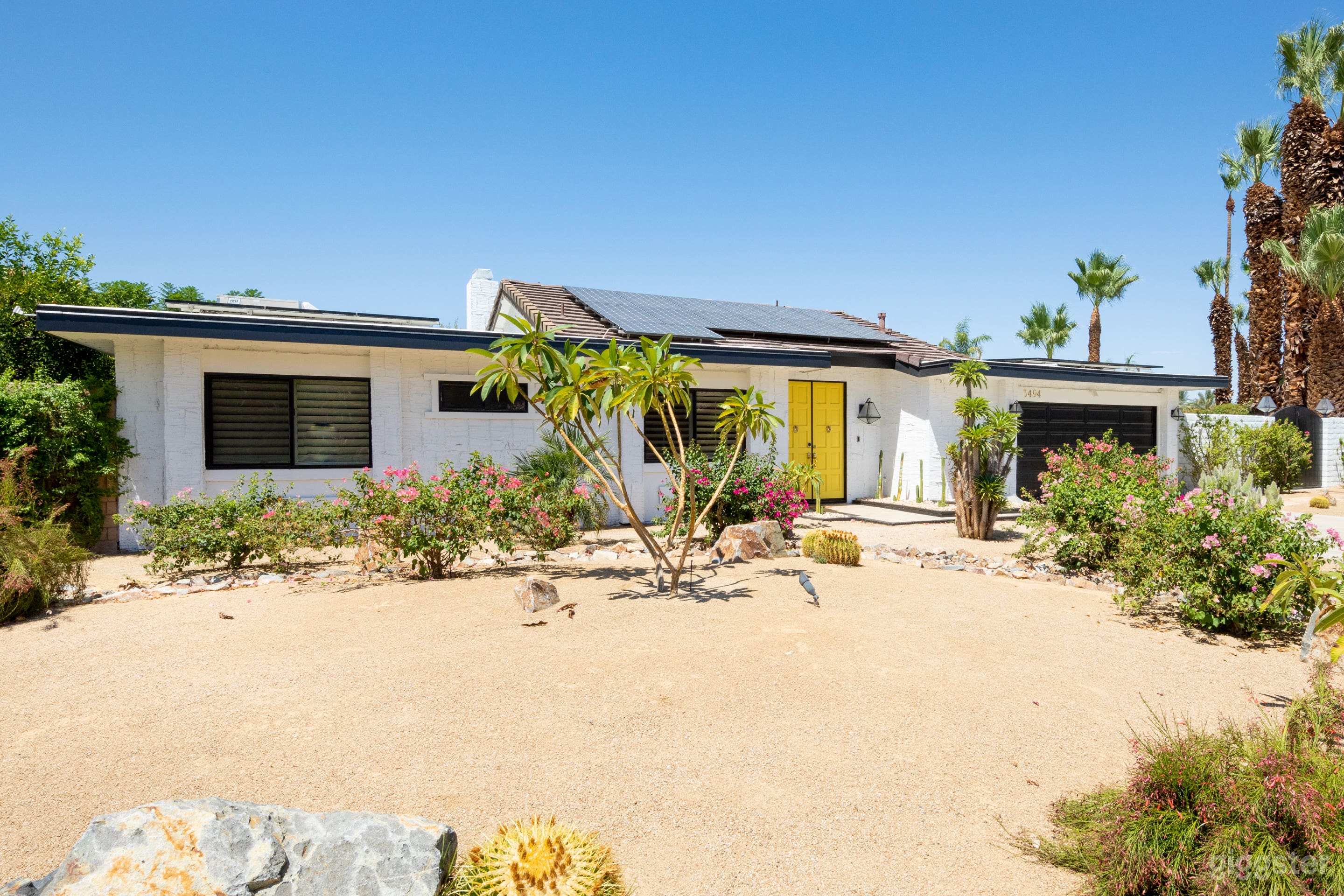 Chateau Palomino: Bright &amp; glam Palm Springs style Photo 2