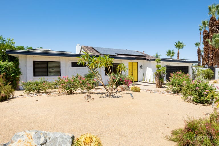  Chateau Palomino: Bright & glam Palm Springs style 