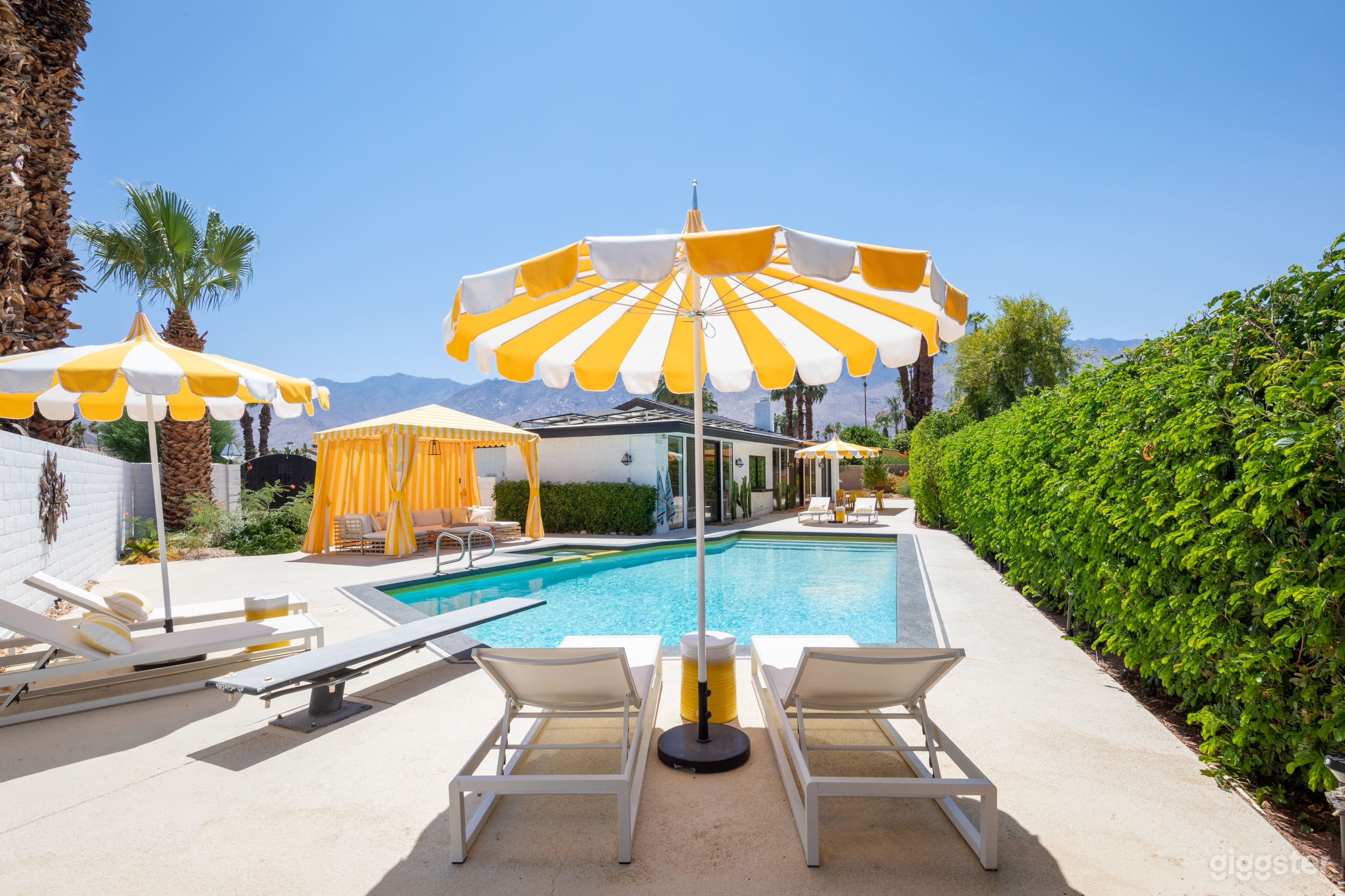 Chateau Palomino: Bright &amp; glam Palm Springs style Photo 1