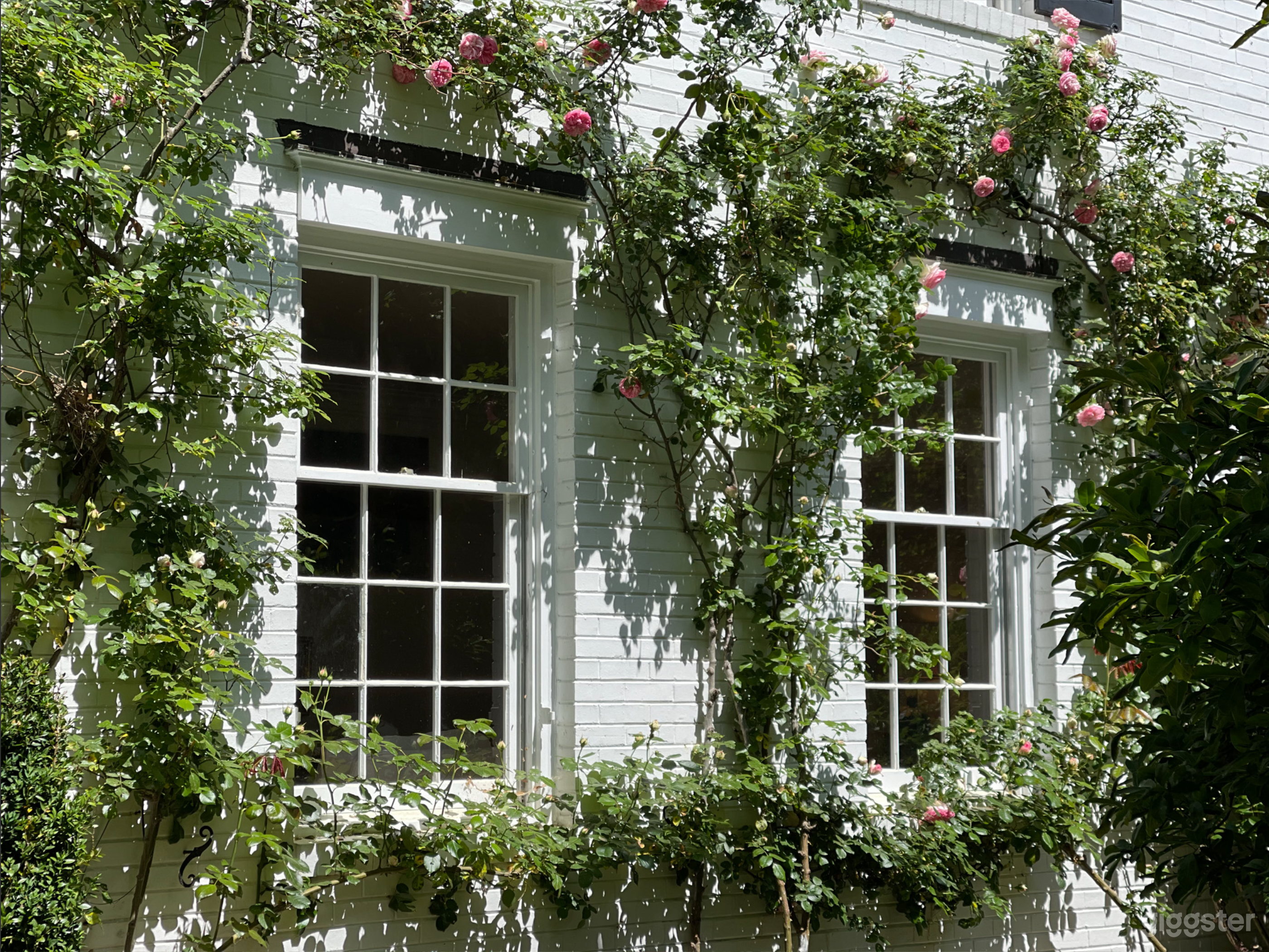 House in one of the city's most desirable spots Photo 3