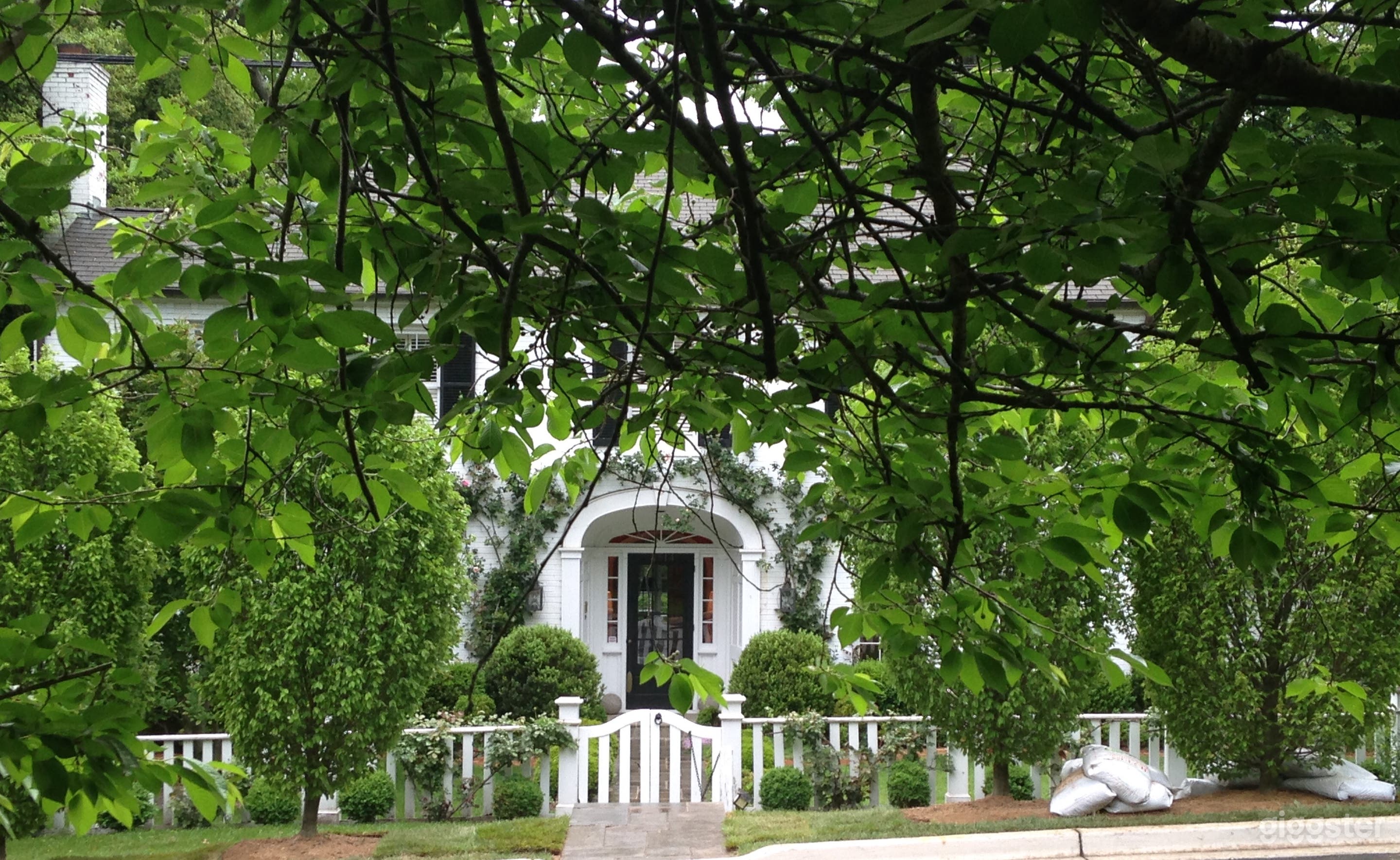 House in one of the city's most desirable spots Photo 2