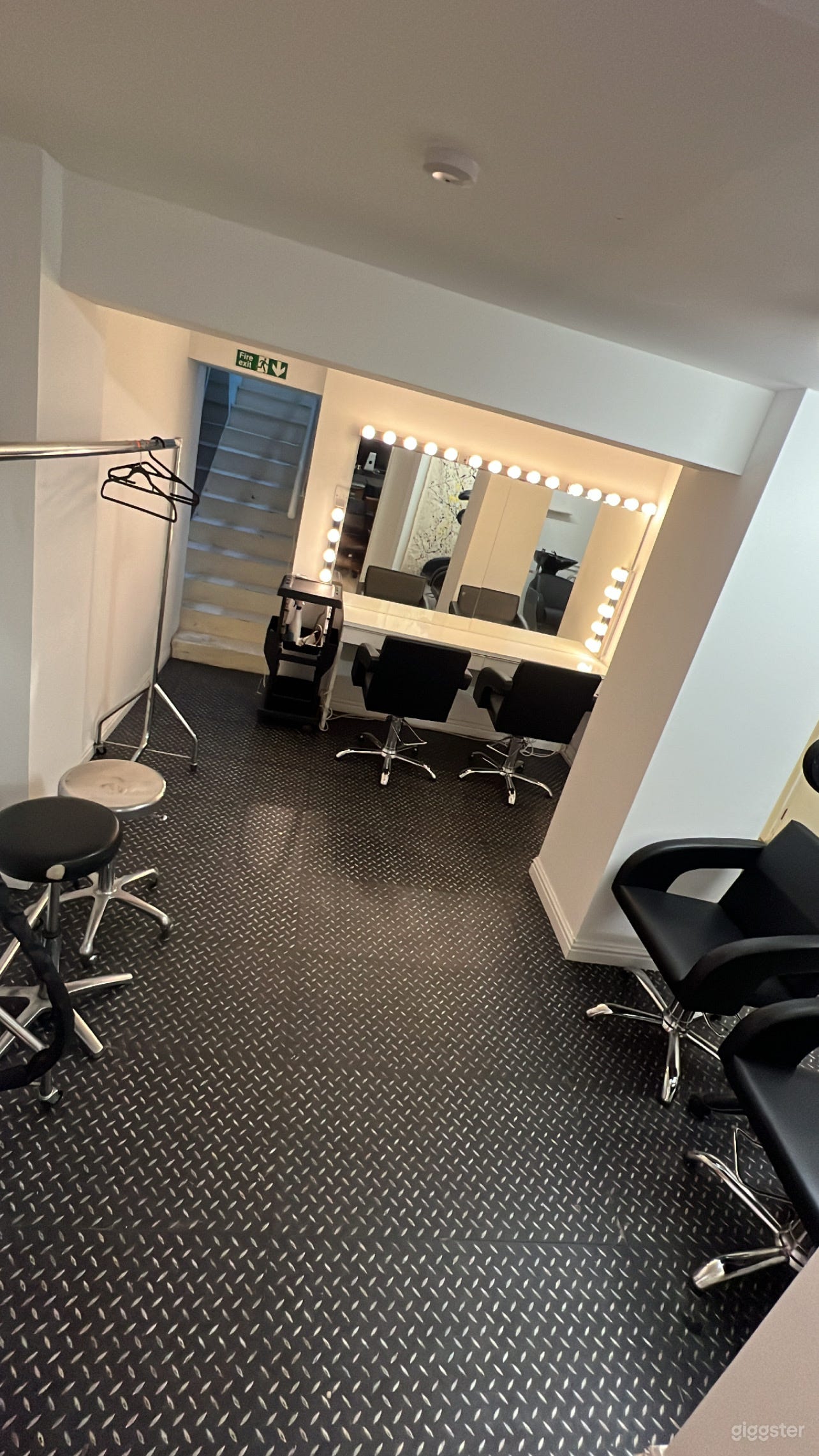 Quirky Multi Set Studio In Fulham , London Photo 3