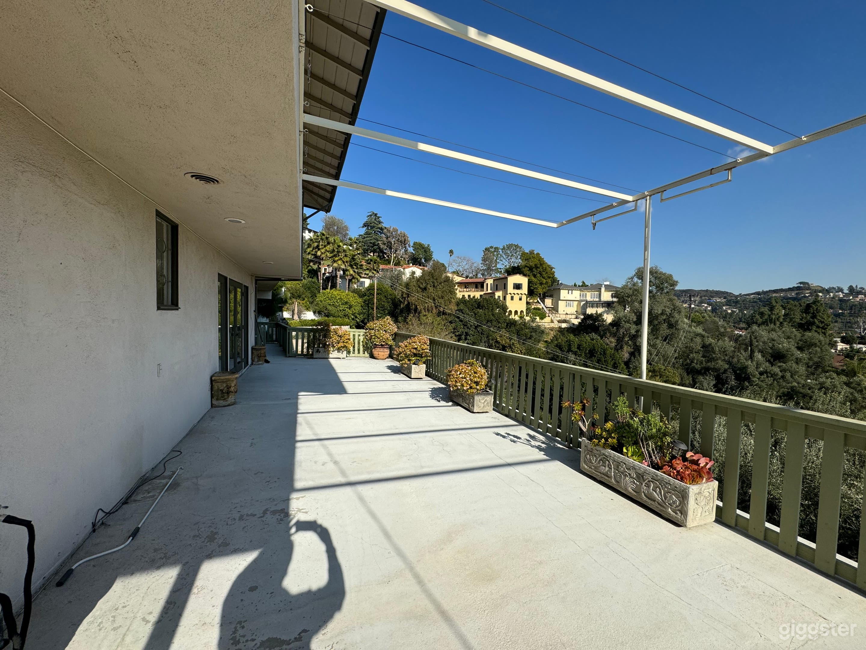 Huge empty house with breathtaking views Photo 1