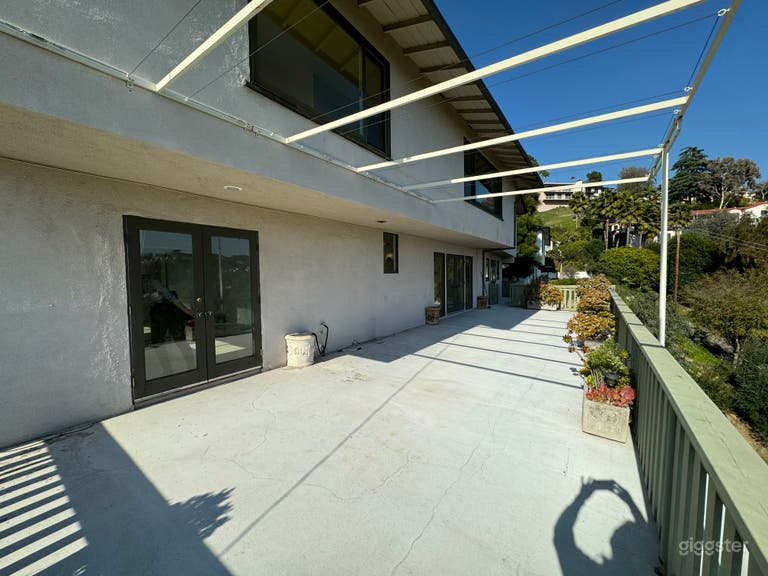  Huge empty house with breathtaking views 