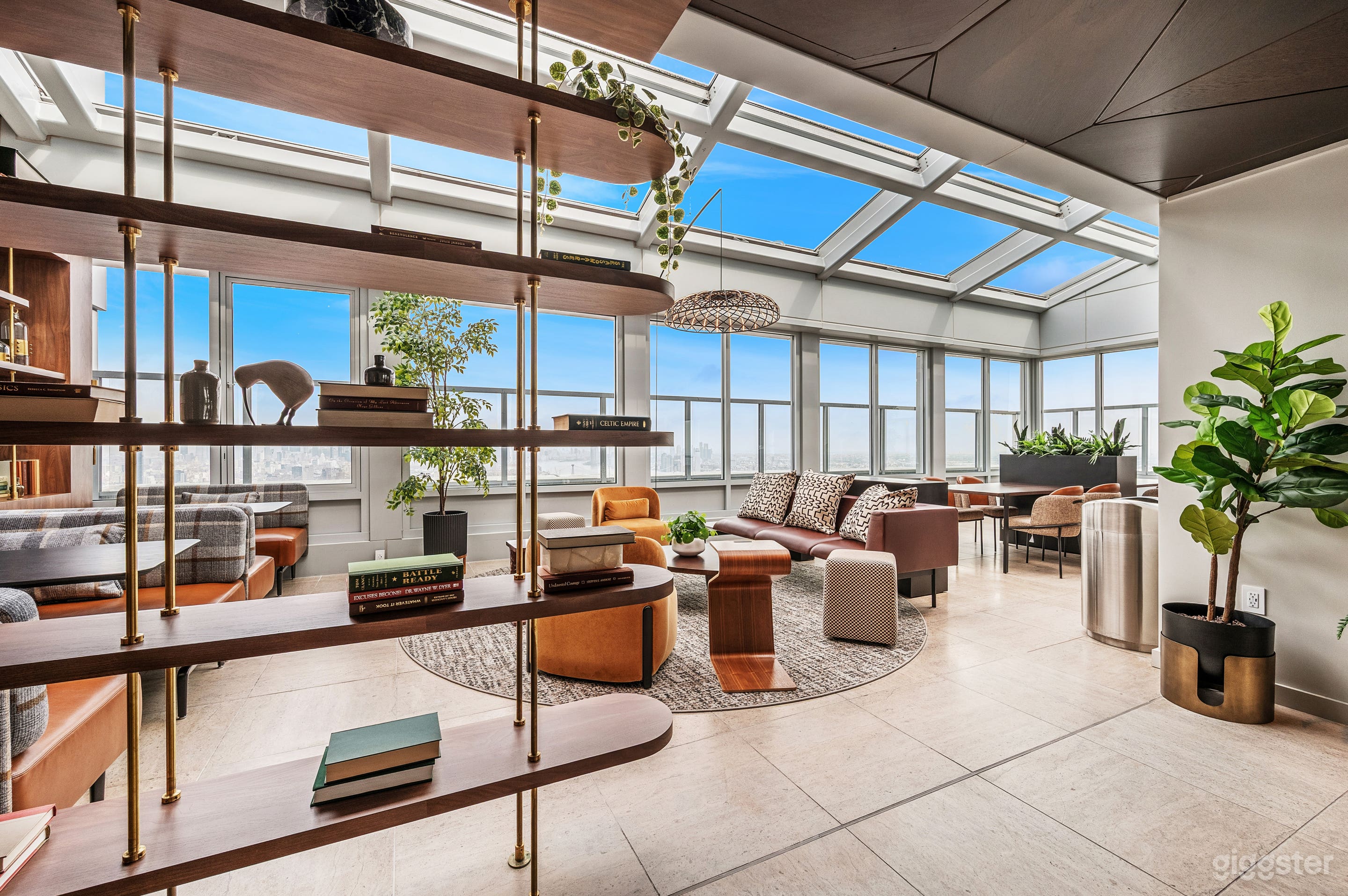 Gorgeous 58th Floor Lounge with City Views Photo 1