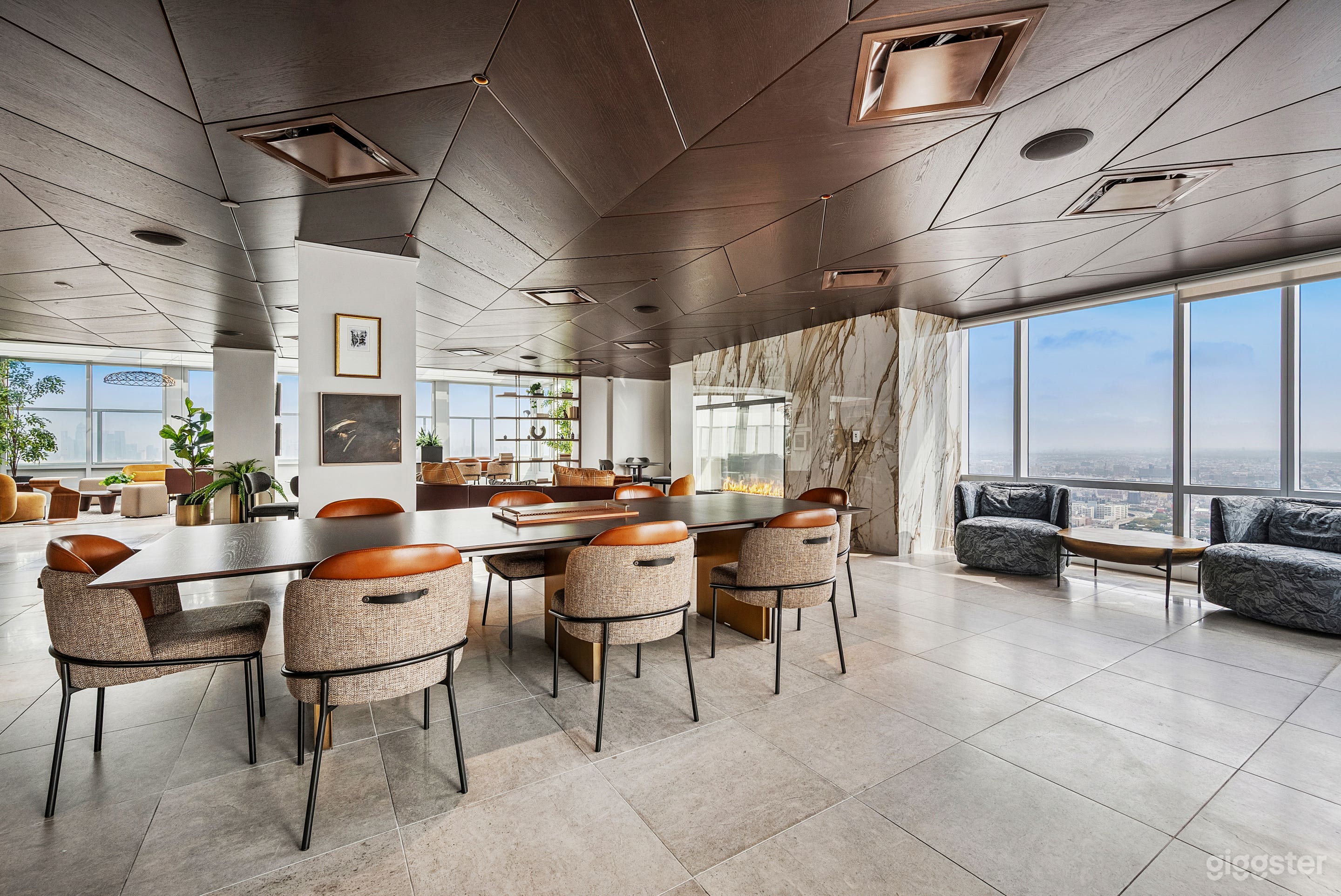 Gorgeous 58th Floor Lounge with City Views Photo 3