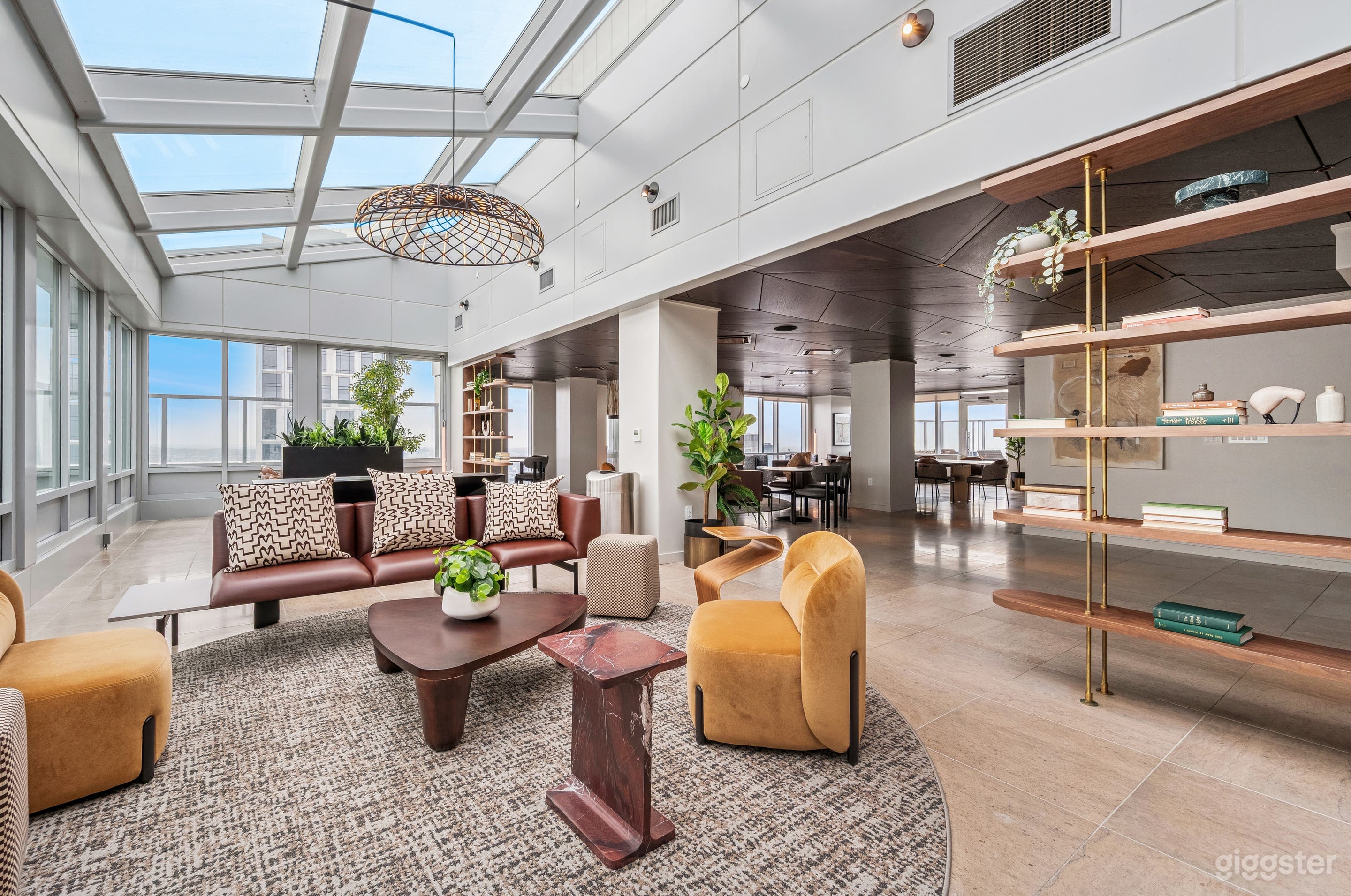 Gorgeous 58th Floor Lounge with City Views Photo 4