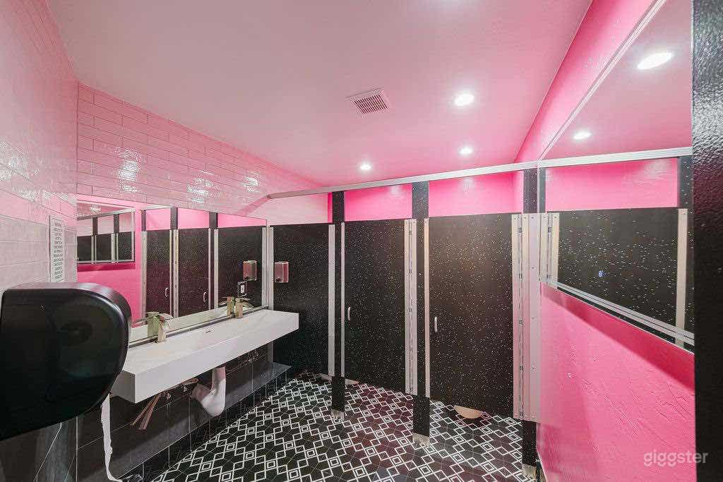 Vibrant, Chic Nightclub  Photo 4