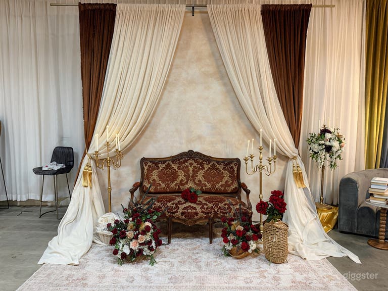  Estudio con Cortinas Suaves Románticas 26 Sofá Antiguo 