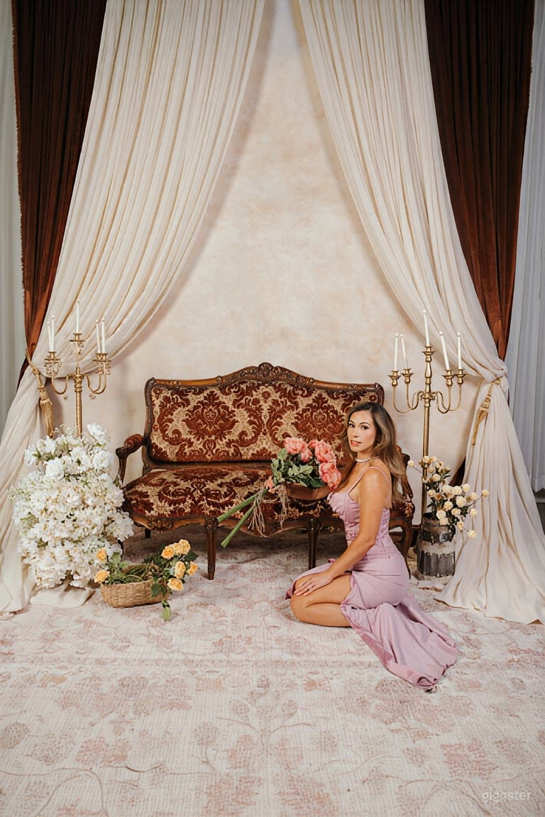  Estudio con Cortinas Suaves Románticas 26 Sofá Antiguo 