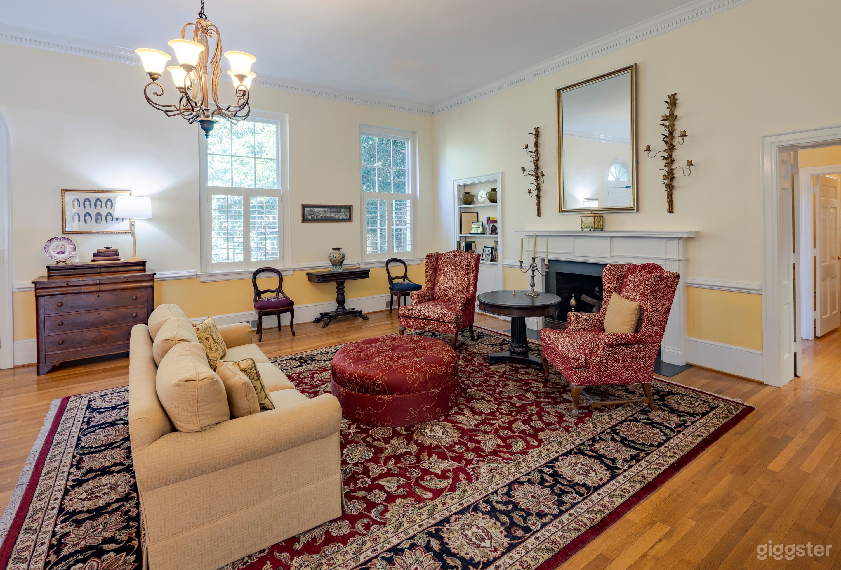 Timeless Alumnae House Parlor Photo 3
