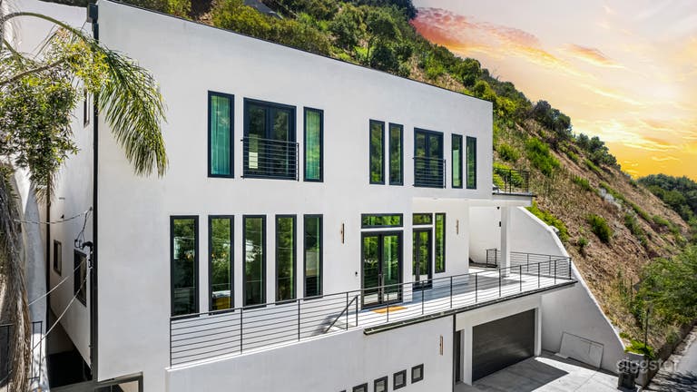  Beverly Hills Hideaway with Pool & Canyon Views 