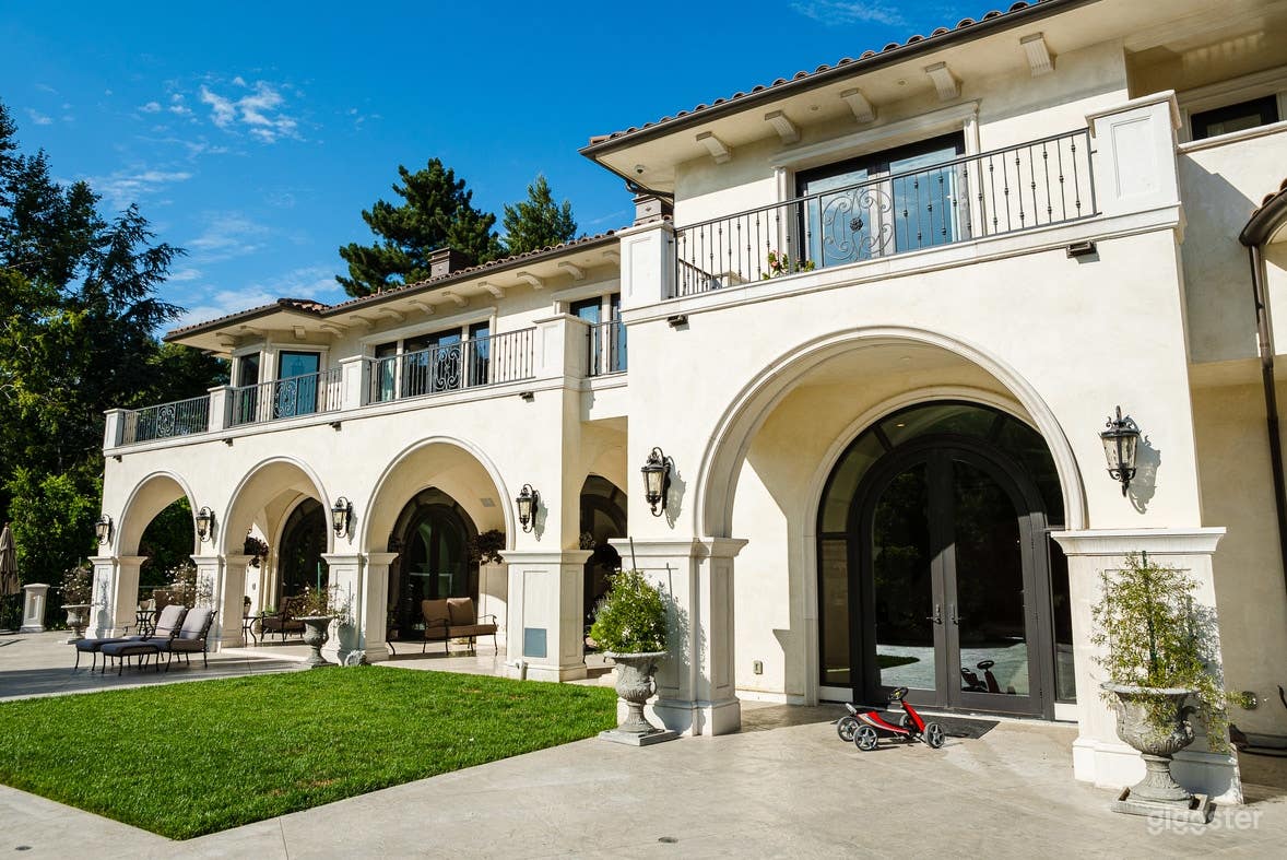 Chantilly Bright Spacious Mansion Photo 1