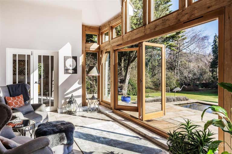  Stunning 5 bed in the heart of the Surrey Hills 