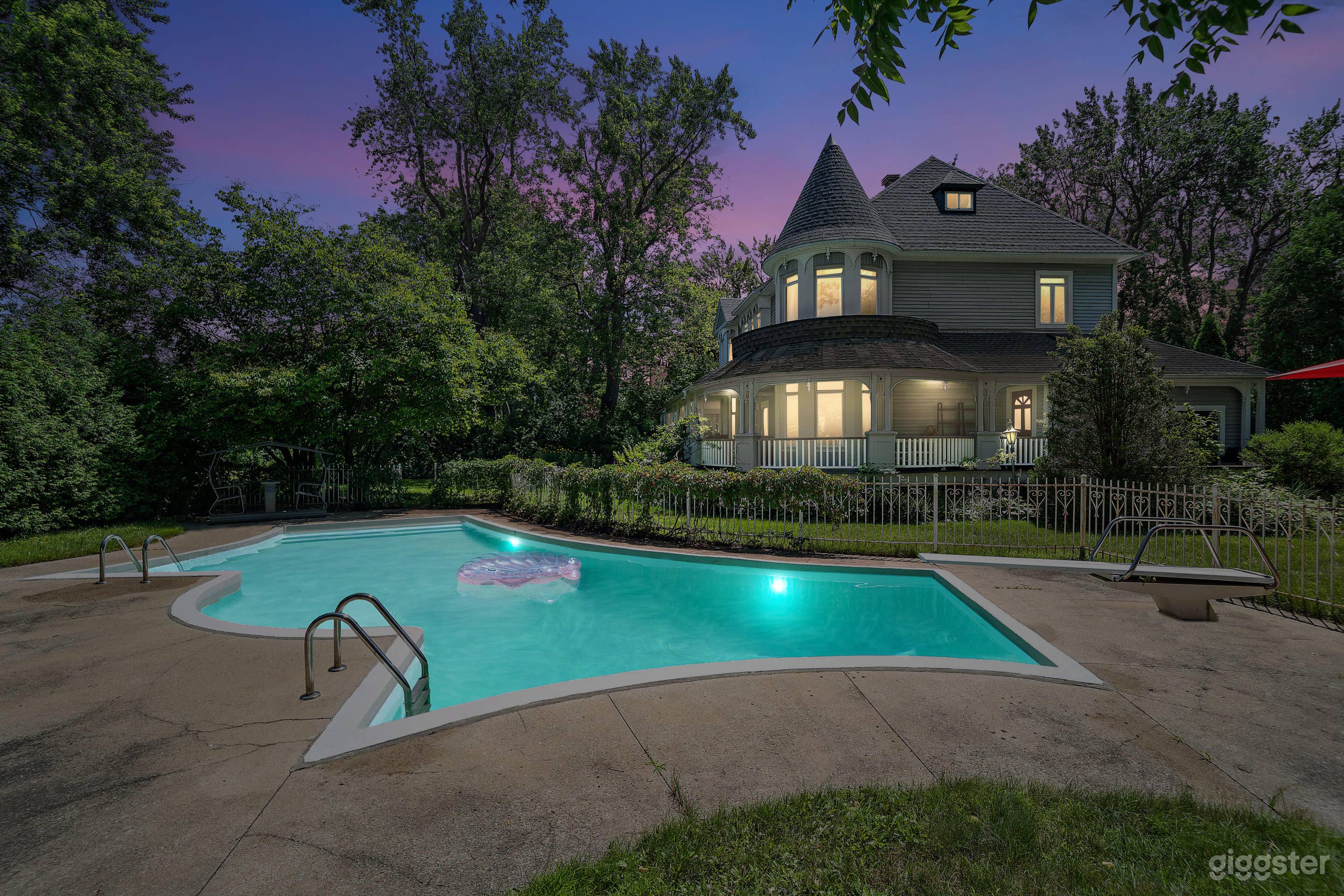 Historic Victorian Waterfront Manor Photo 4