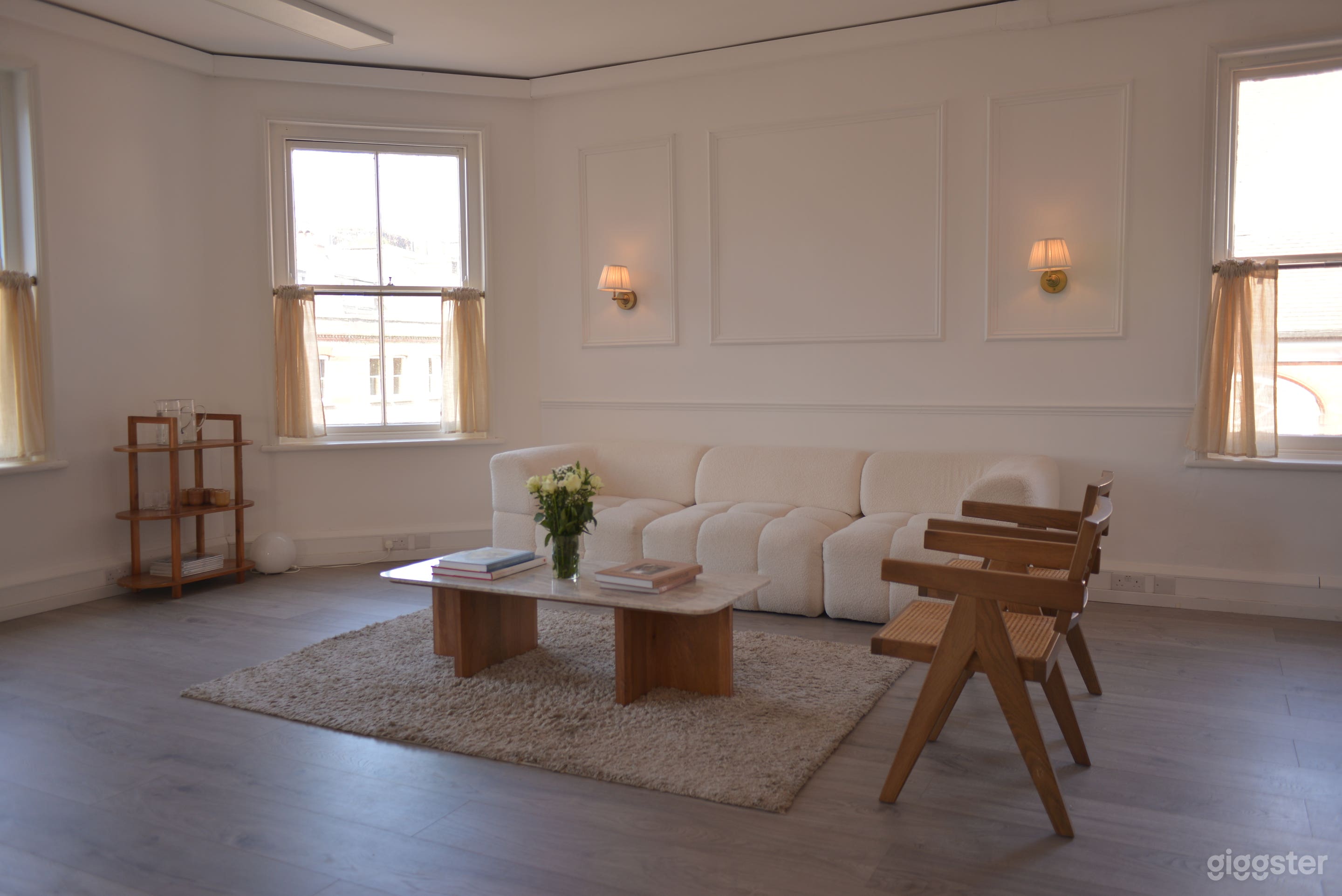 A 1000 sq ft Bright White Studio Space in London Photo 1