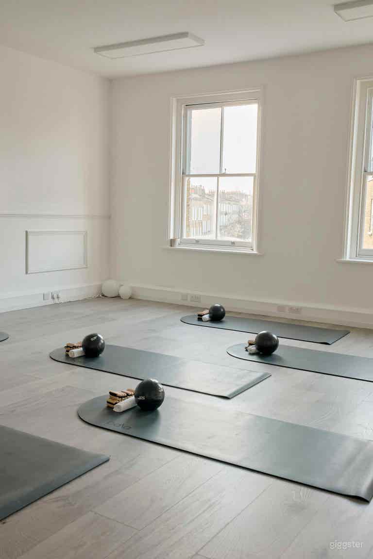  A 1000 sq ft Bright White Studio Space in London 