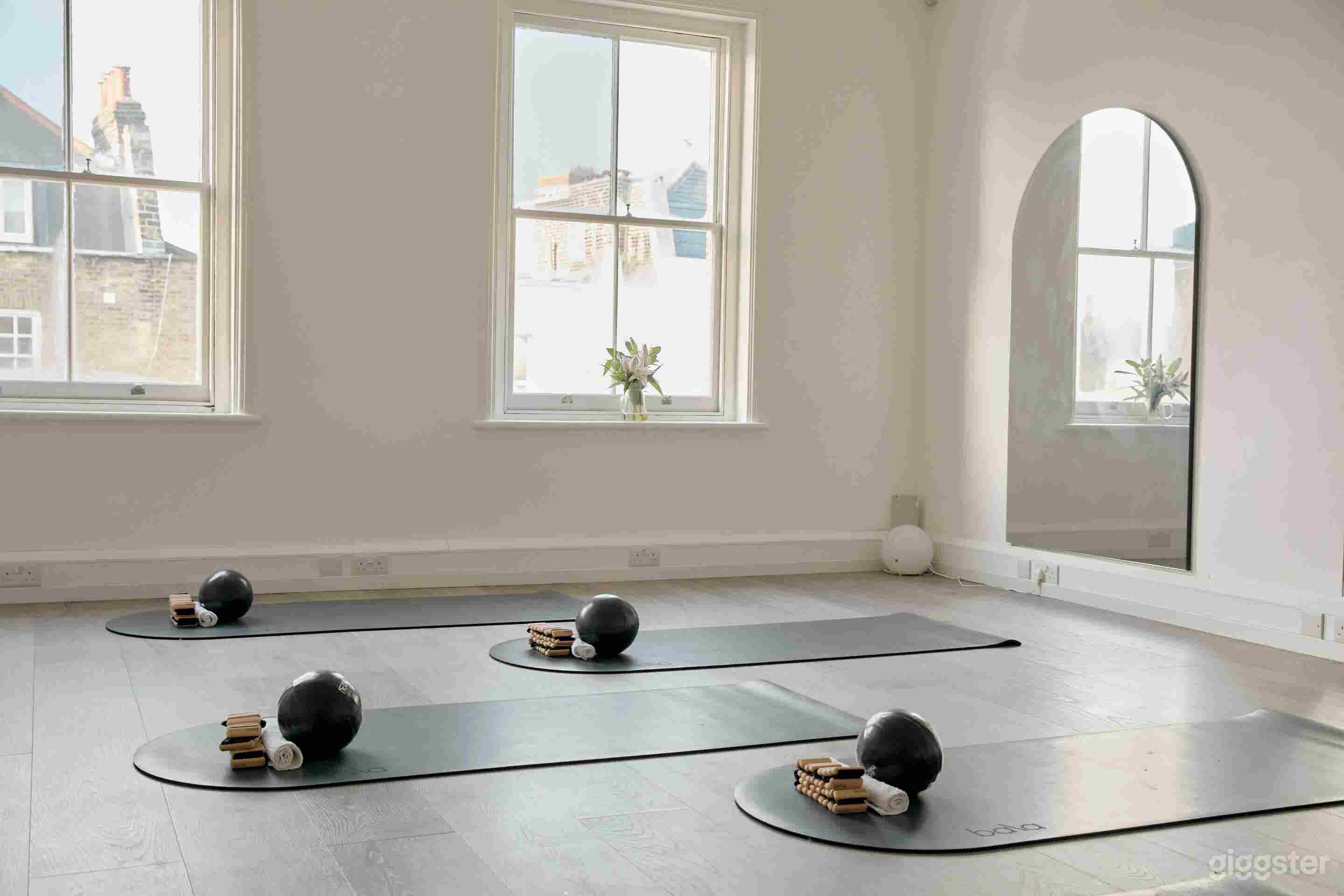 A 1000 sq ft Bright White Studio Space in London Photo 1