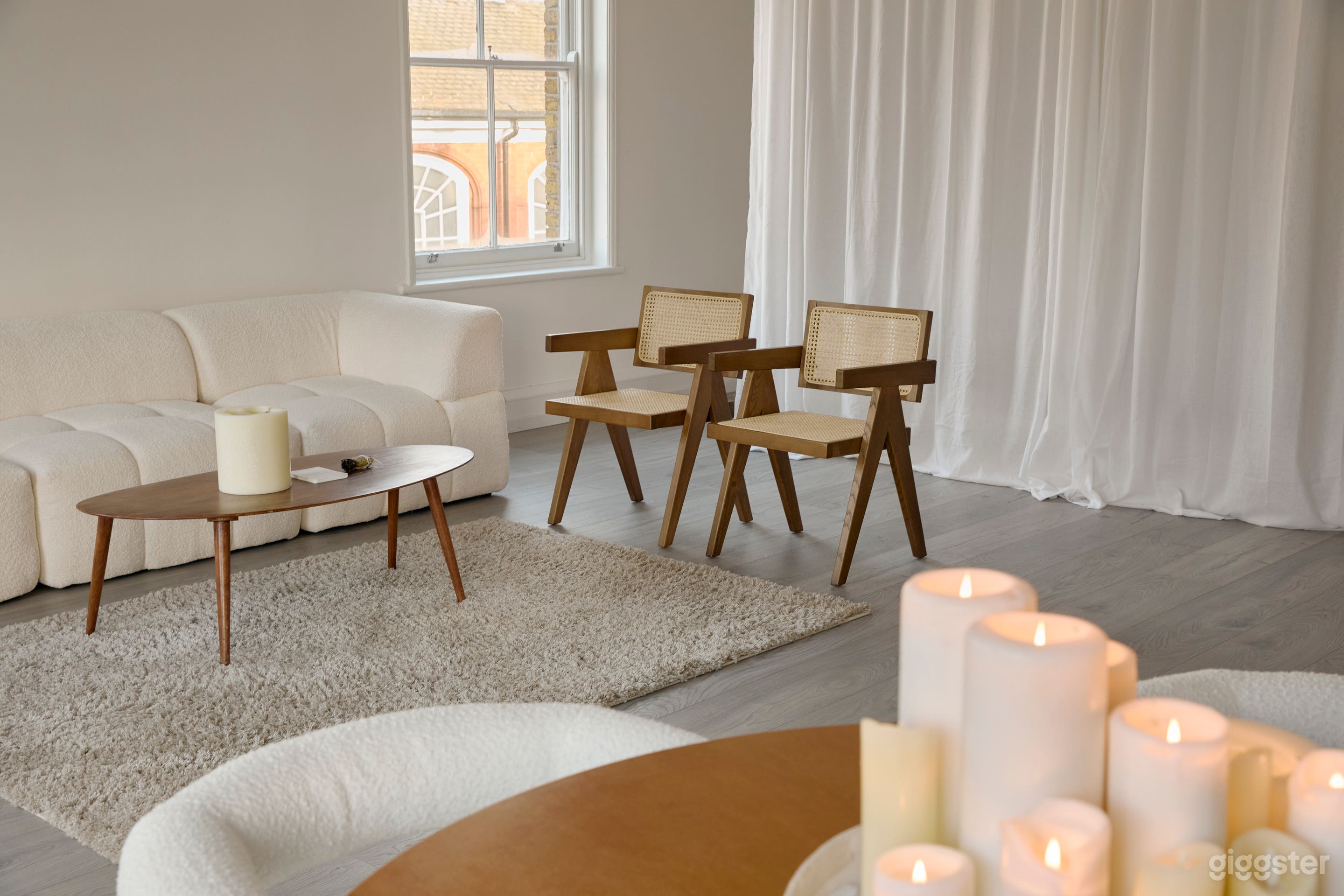 A 1000 sq ft Bright White Studio Space in London Photo 2