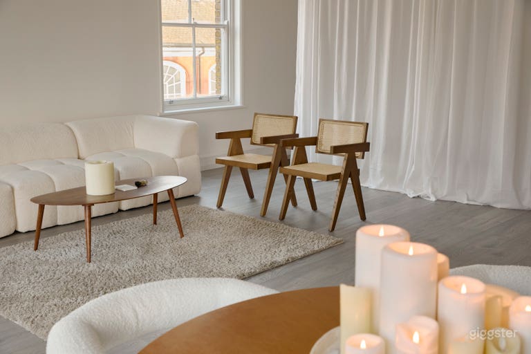  A 1000 sq ft Bright White Studio Space in London 