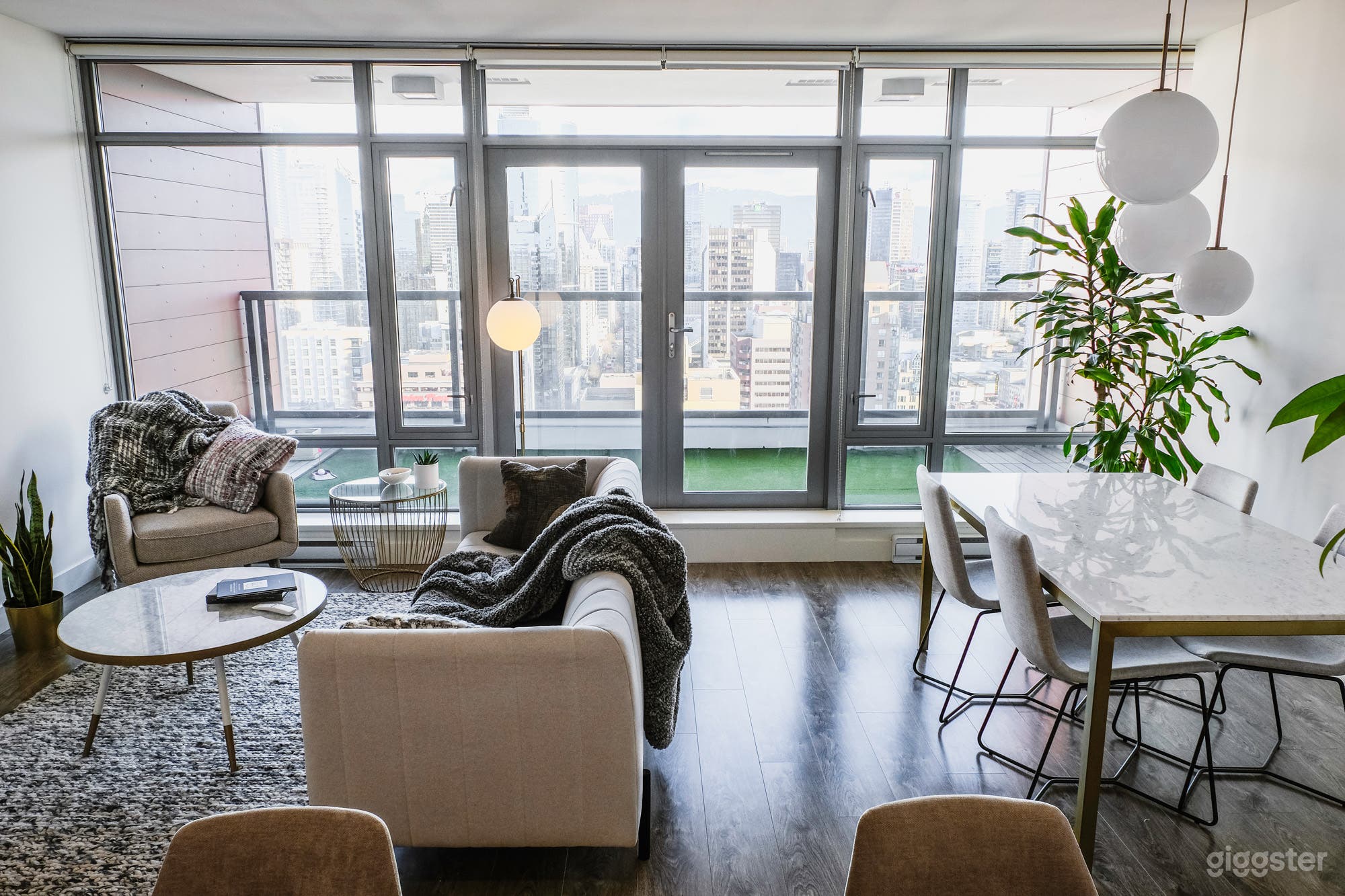 Yaletown Penthouse with City Views Photo 4