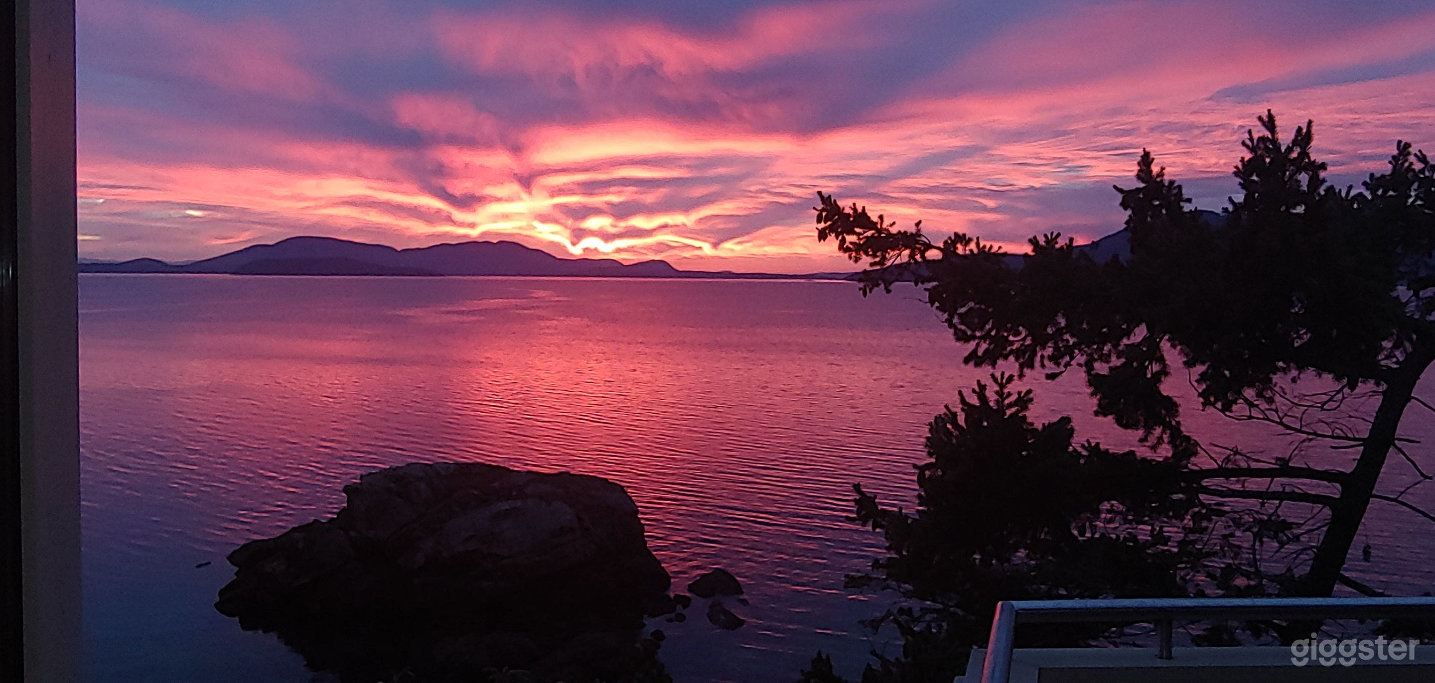 Cliffside Modern Bayside Views Photo 2