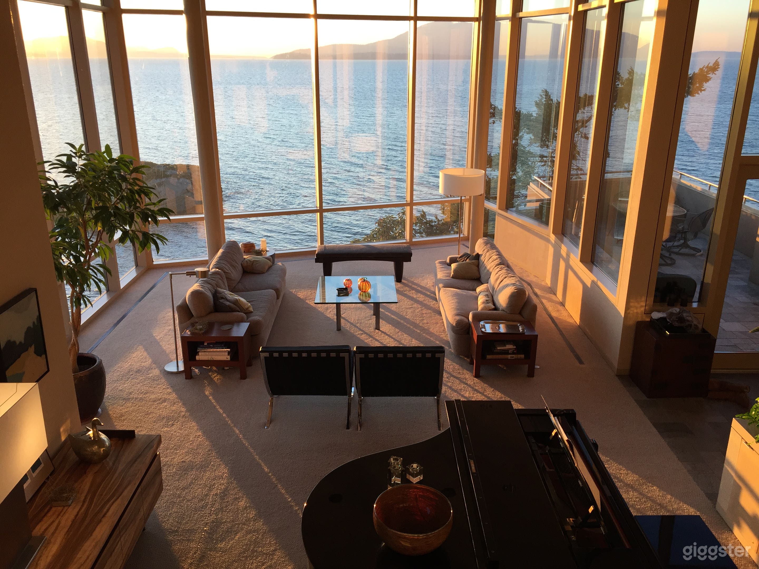 Cliffside Modern Bayside Views Photo 4