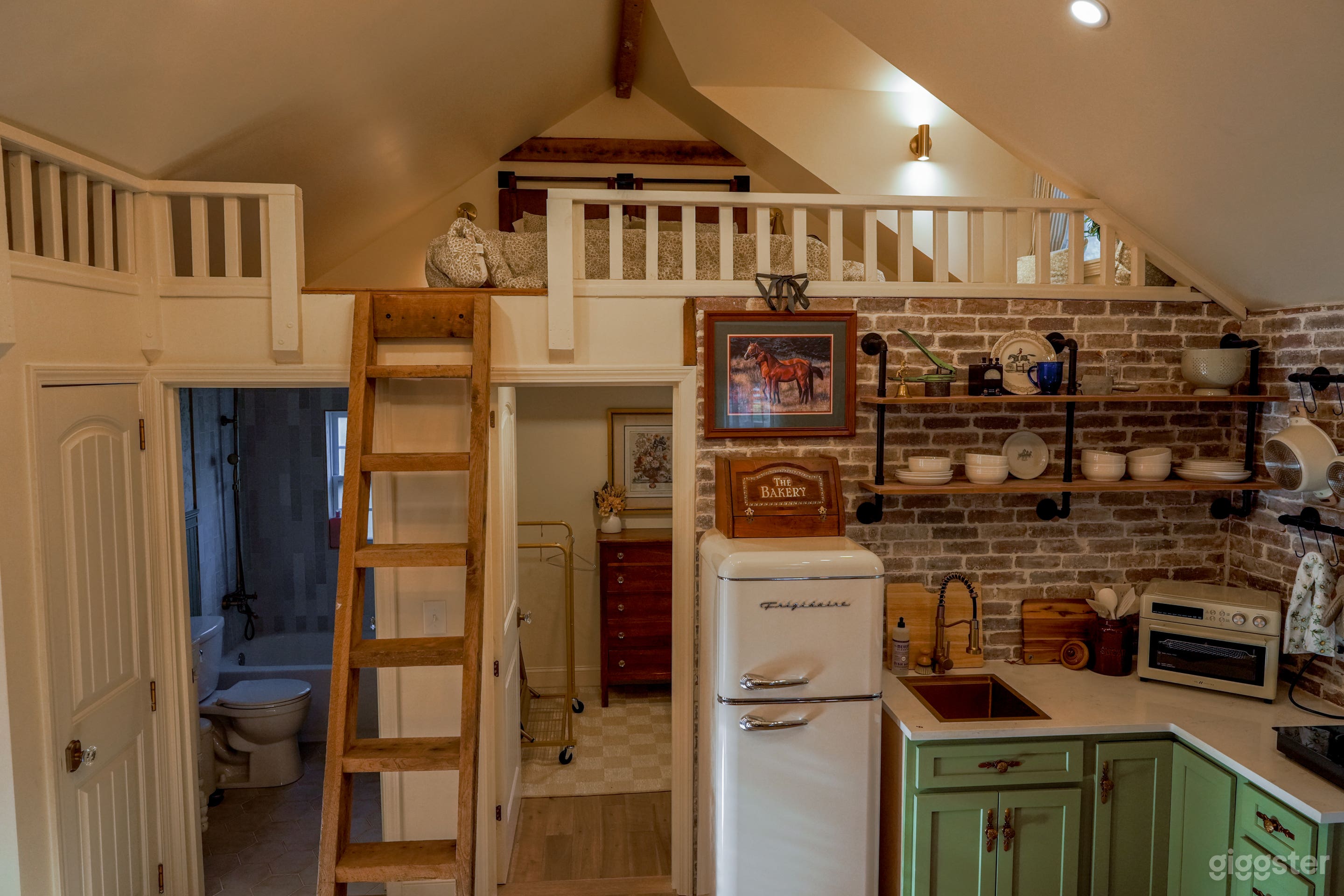 English cottage set on equestrian estate Photo 1